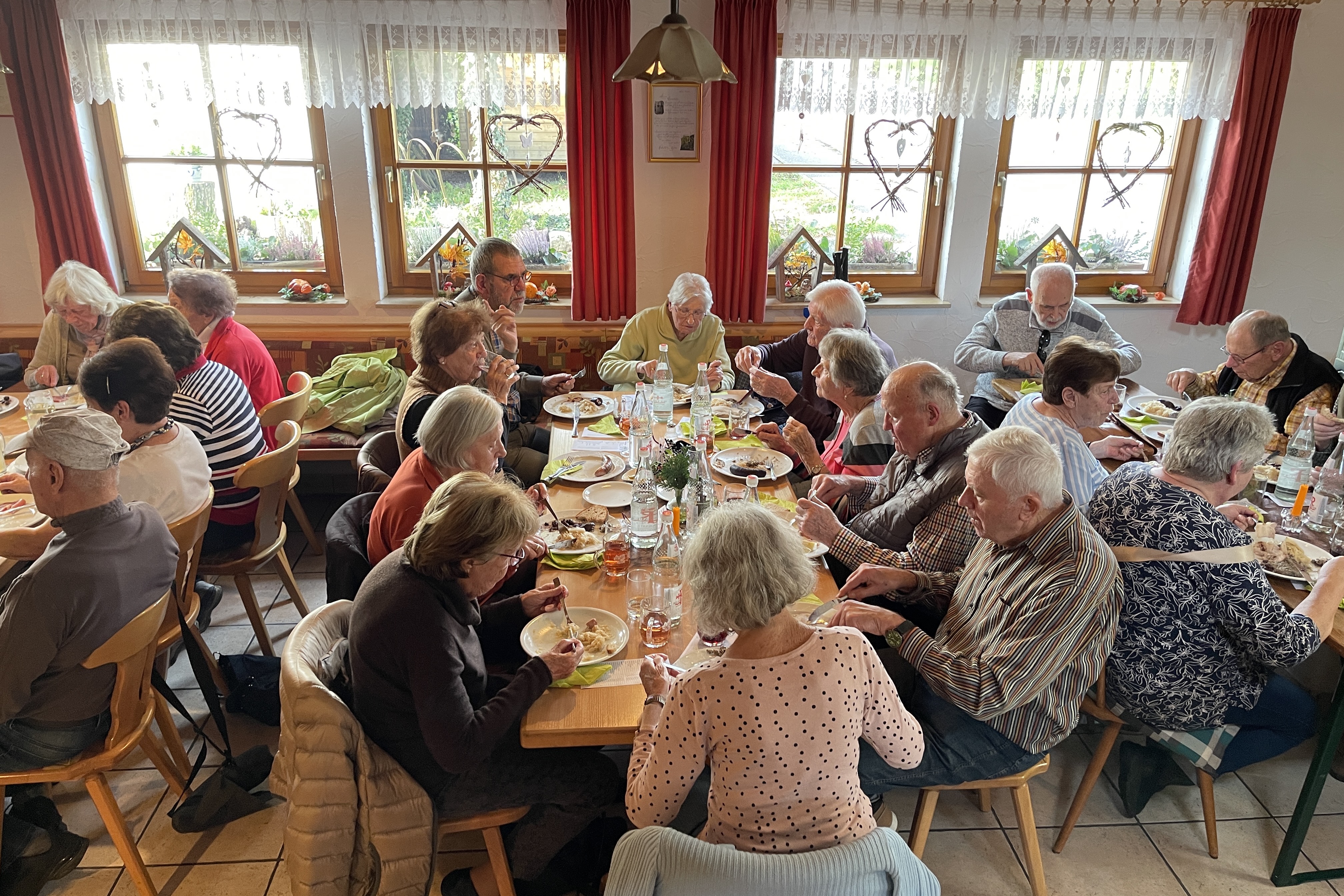 Personen sitzen am Tisch und essen