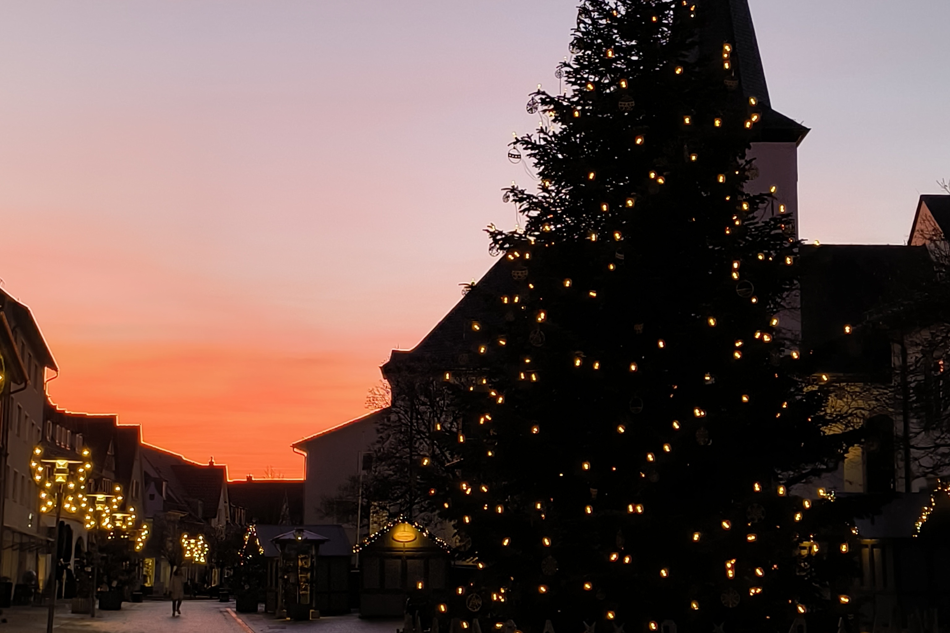 Stra&szlig;e, Sonnenuntergang , beleuchteter Weihnachtsbaum