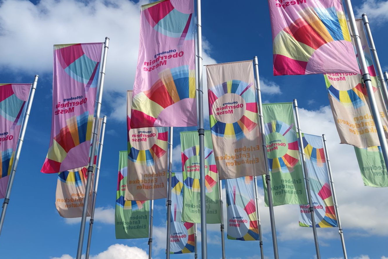 Fahnen der Messe Offenburg vor Himmel fotografiert