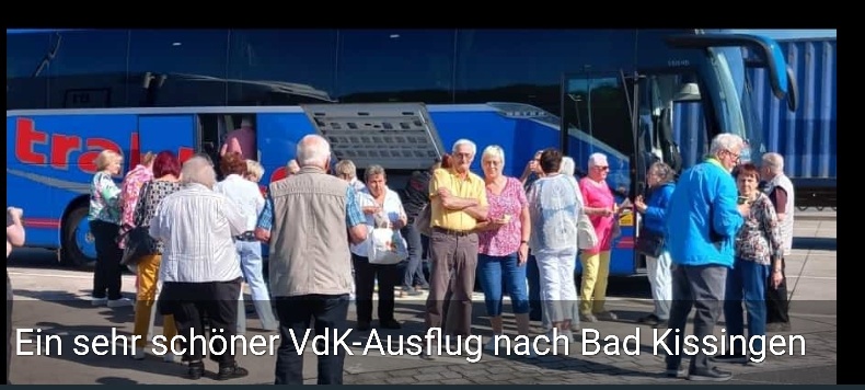 Die Reisegruppe vor dem Bus