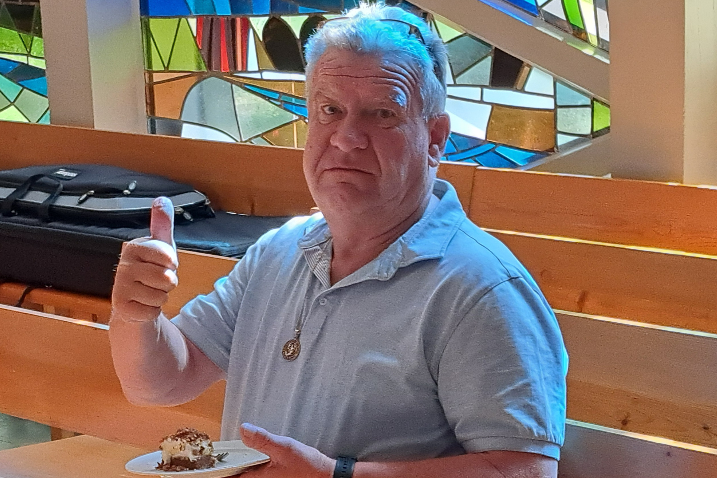 Lob für den leckeren Kuchen Gast zeigt Daumen nach oben
