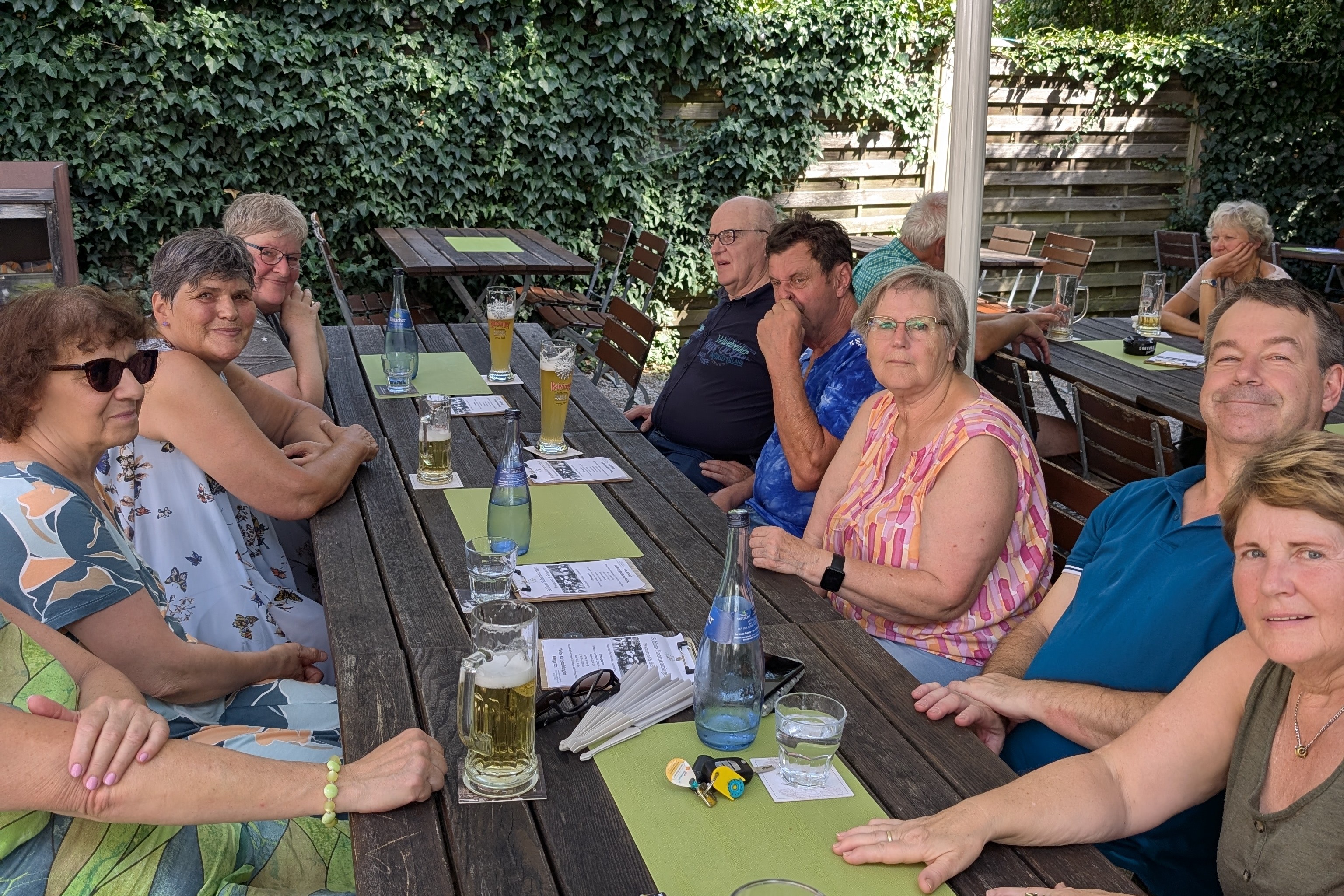 Gesellige Runde im Biergarten