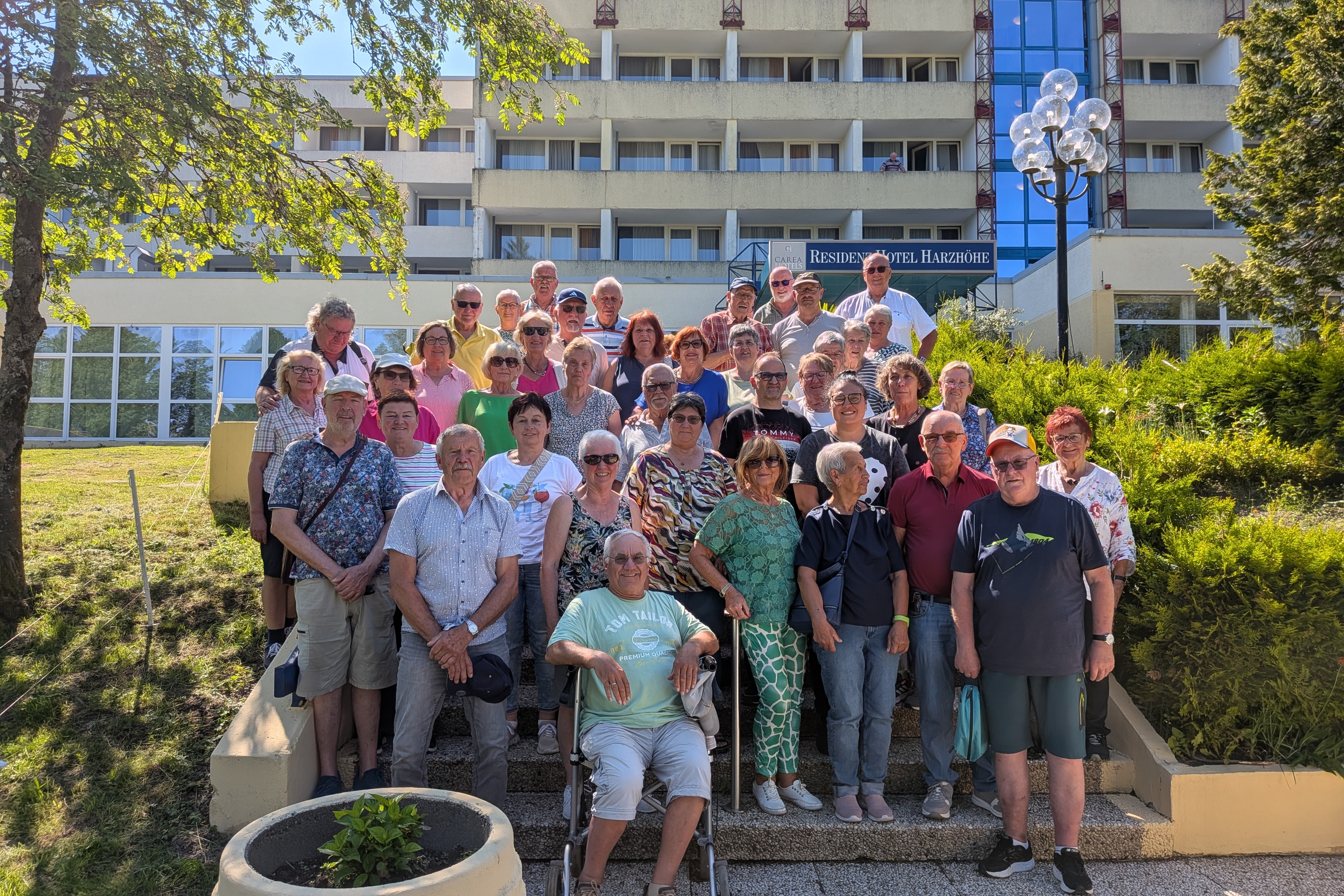 Sommerreise 2026 Die Reisegruppe des VdK OV Mosbach mit dem 1. Vorsitzenden Hubert Kusche (3. von rechts), dem Reiseleiter Ulrich Beneke (2. von rechts) und dem Bussfahrer von Frankenland-Reisen Frank Stobbe (ganz hinten rechts)