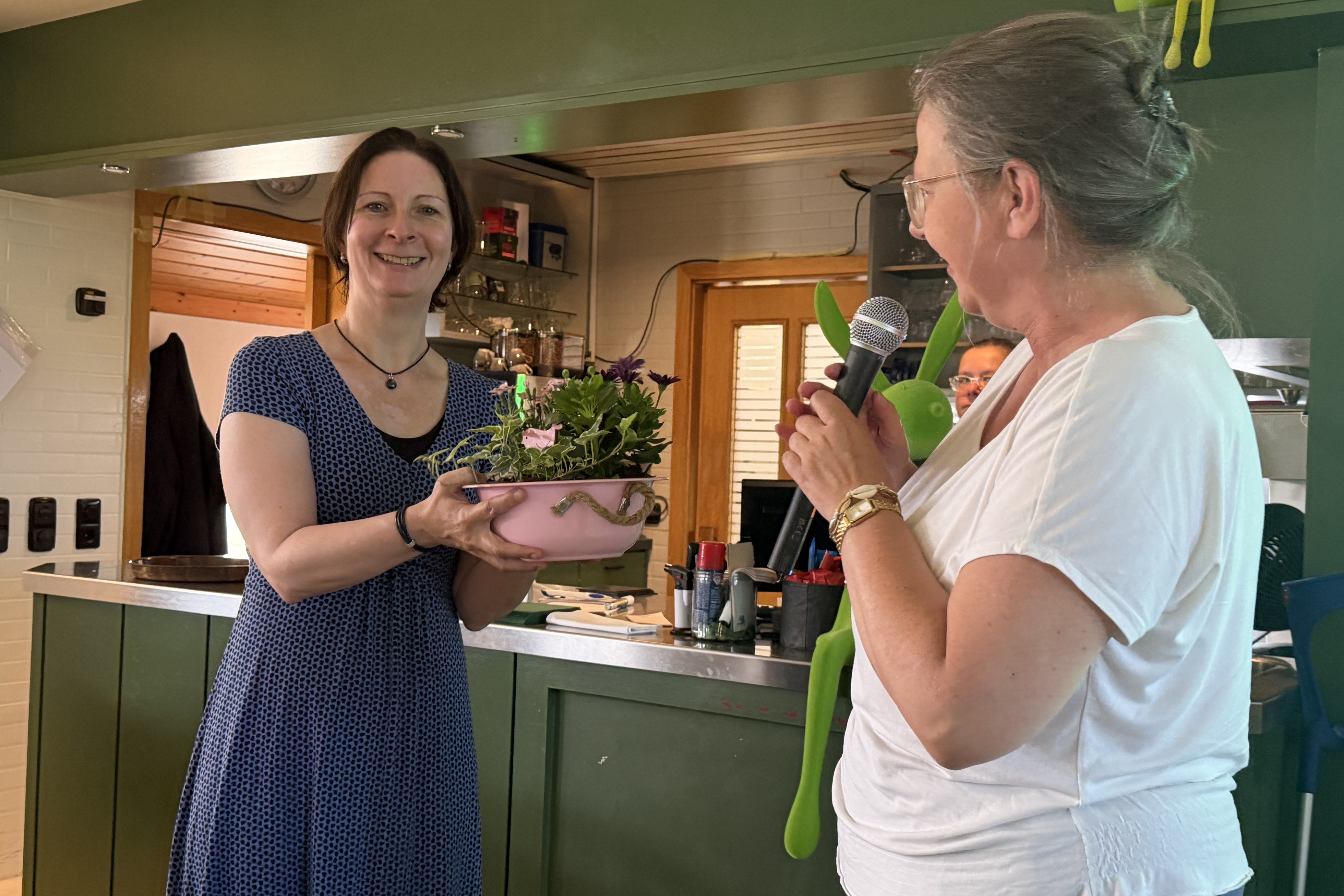 Ines Schmidt (rechts) &uuml;bergibt eine Blumenschale als Geschenk an die Referentin Benita Straile.