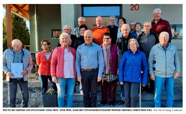 Das Bild zeigt die geehrten Mitglieder für 10 Jahre Mitgliedschaft sowie die Mitglieder für 25jährige treue Mitgliedschaft. Zum Treueabzeichen gratulierten der Ortsvorsteher Volker Mohr, vorne Mitte, sowie dem Ortsverbandsvorsitzender Reinhold Adelmann, hintere Reihe links .