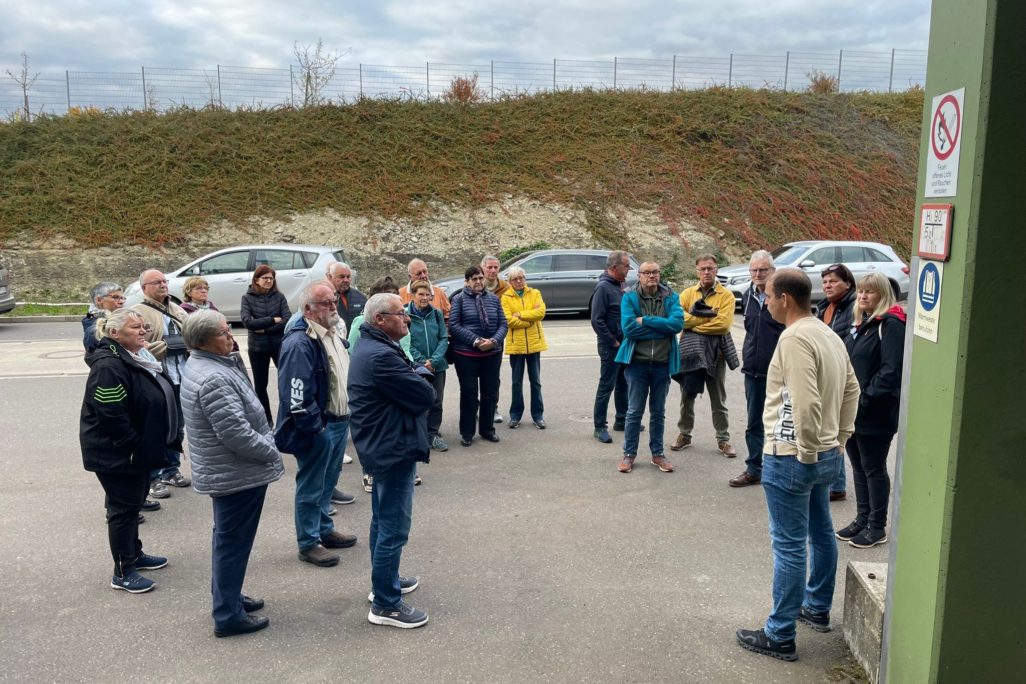 Führung mit Andreas Gundling Auf dem Bild ist Herr Gundling mit einer Gruppe des VdK zu sehen