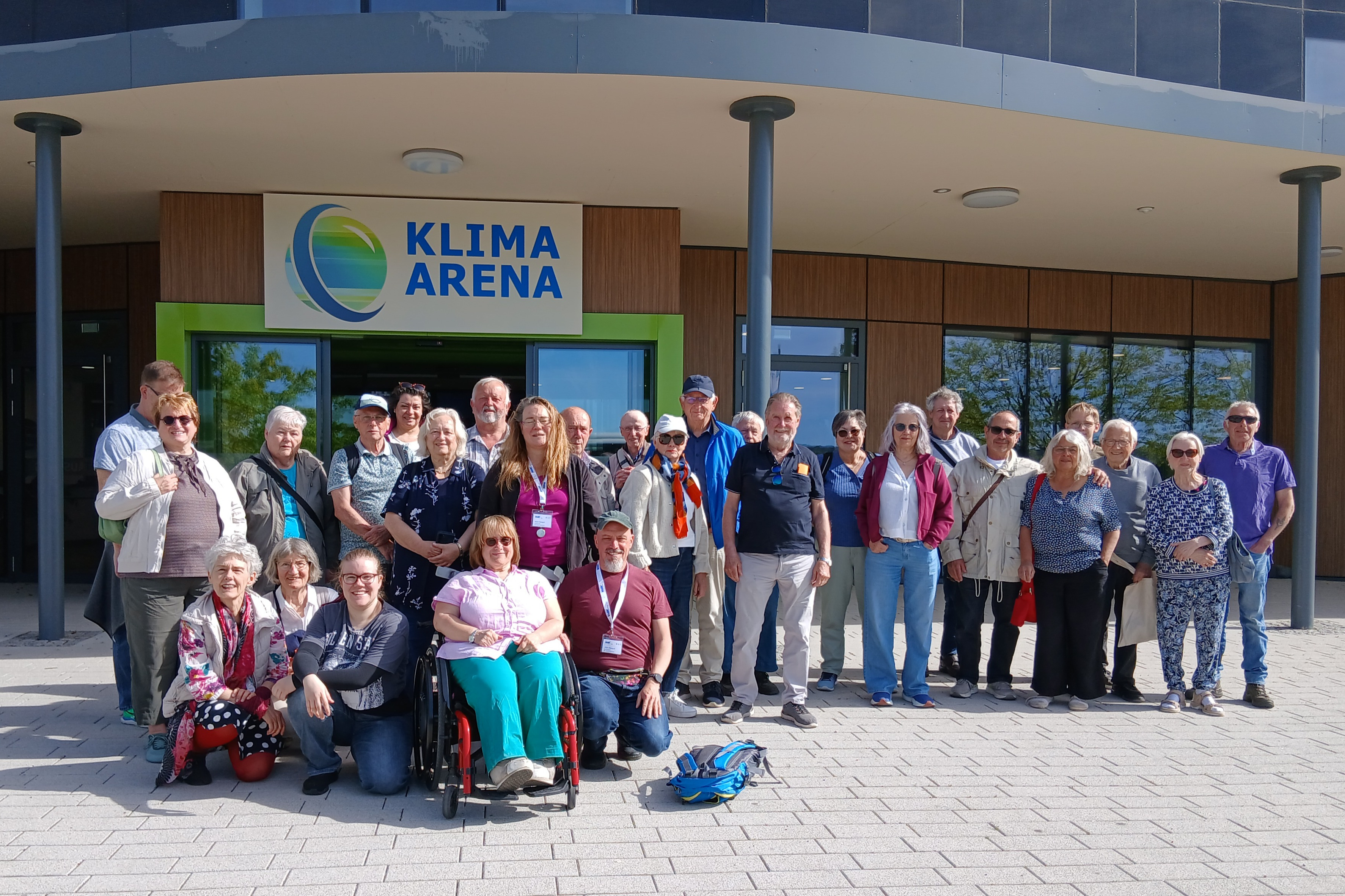 Gl&uuml;ckliche Teilnehmer vor der Klima Arena
