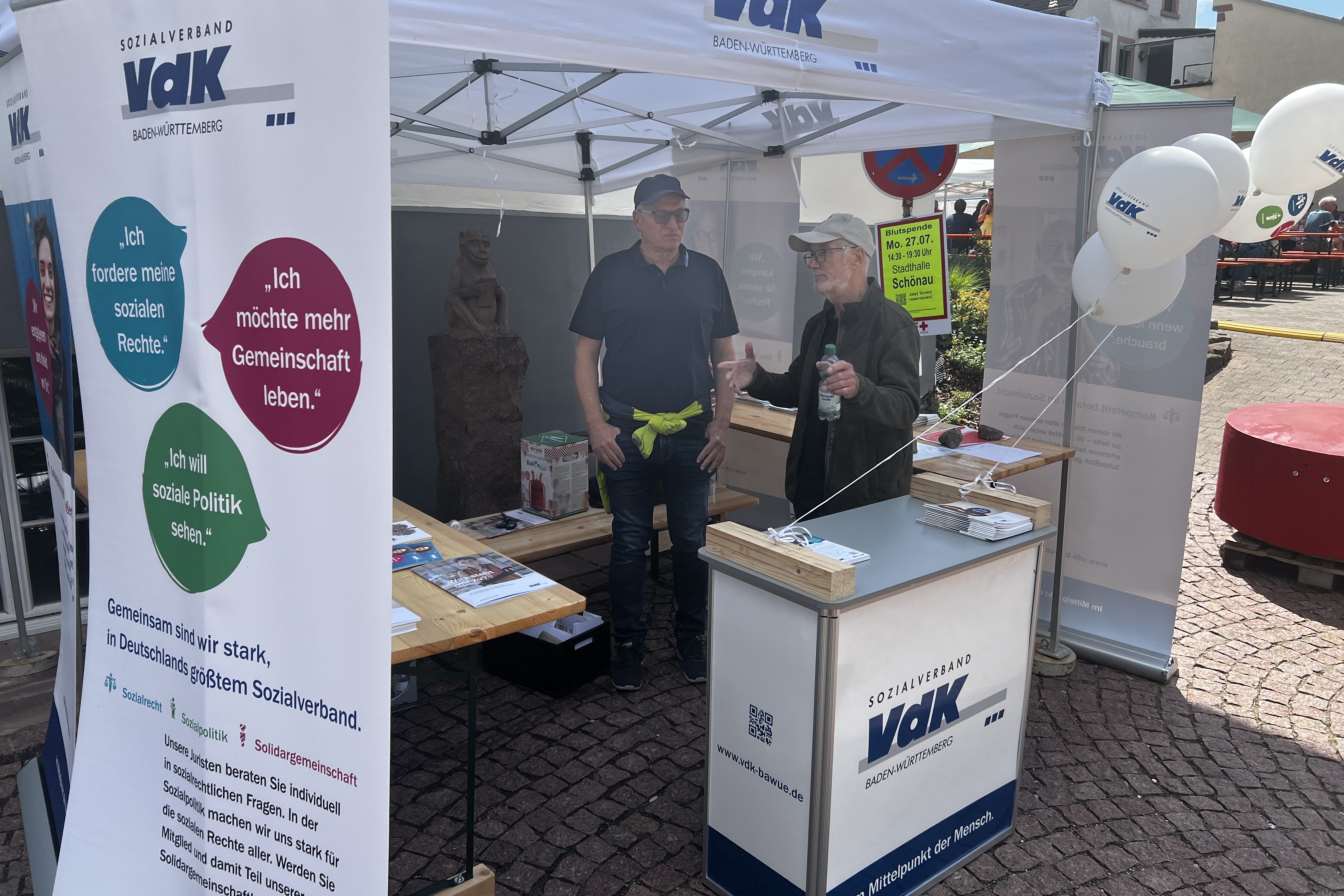 Zwei M&auml;nner im VDK Zelt