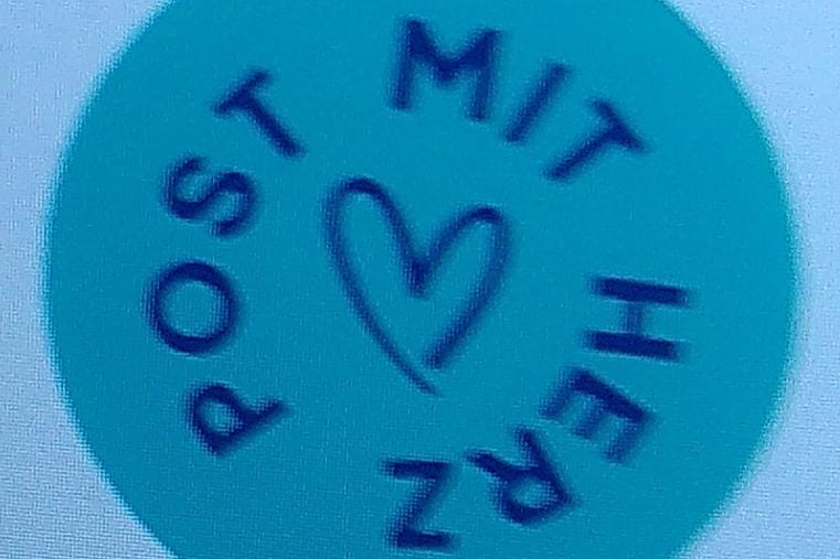 www.postmitherz.org, Schrift ringf&ouml;rmig um einen gemalten Herzumriss