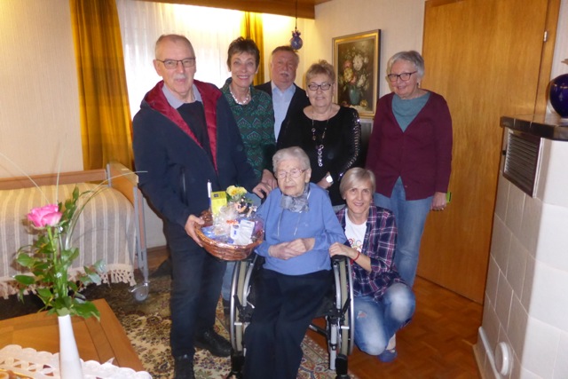 Die VdK OV-Mosbach Vorsitzenden – Hubert und Annette Kusche mit Jubilarin Ursula Lieselott Czymay, Otto und Rosemarie Berberich, Anette Naumann sowie Pflegerin Dásá Kostányová