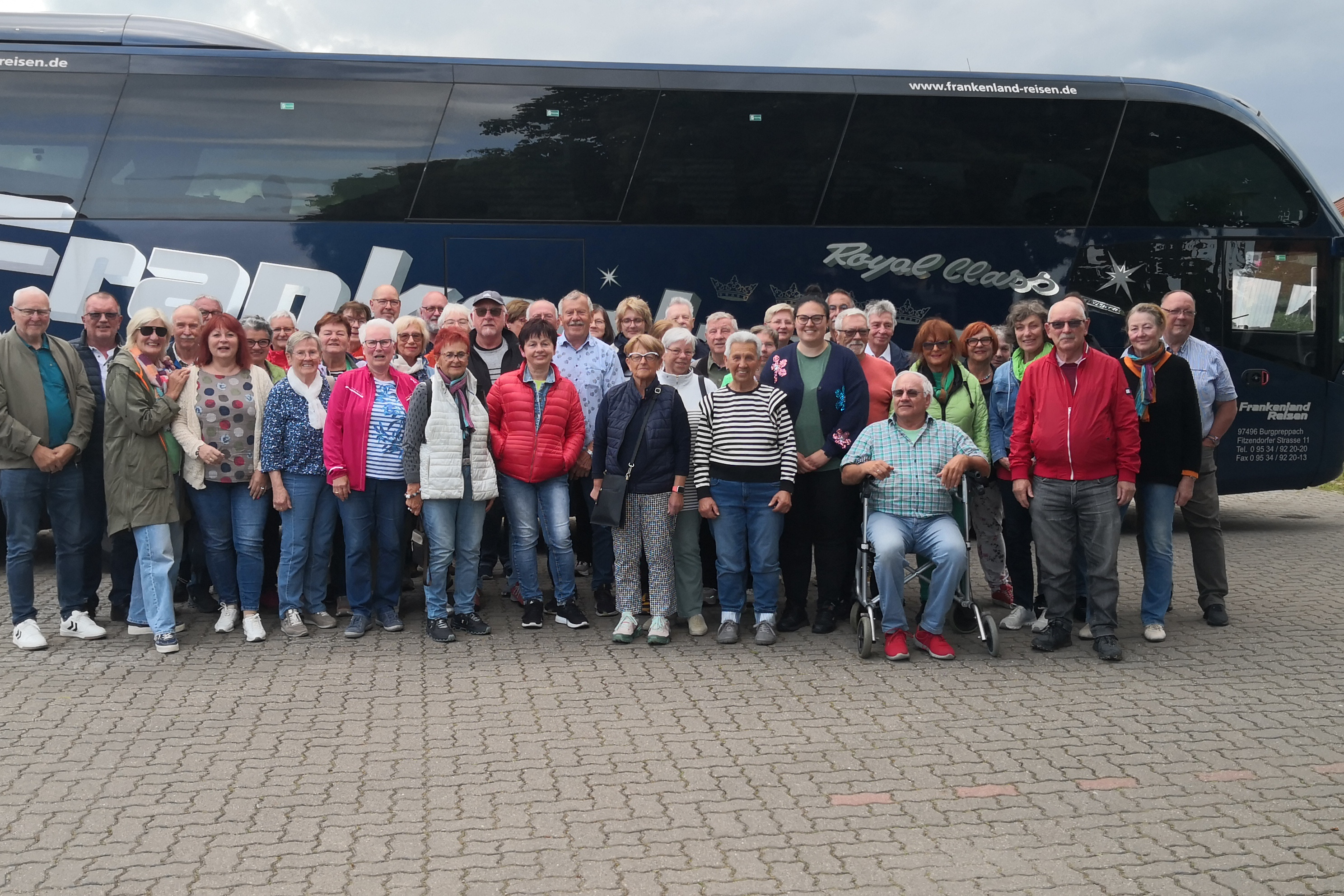 Die Reisegruppe des VdK OV Mosbach mit dem 1. Vorsitzenden Hubert Kusche (3. von rechts), der Reiseleiterin Gesine Schlang (2. von rechts) und dem Busfahrer von Frankenland-Reisen Frank Stobbe (ganz rechts)