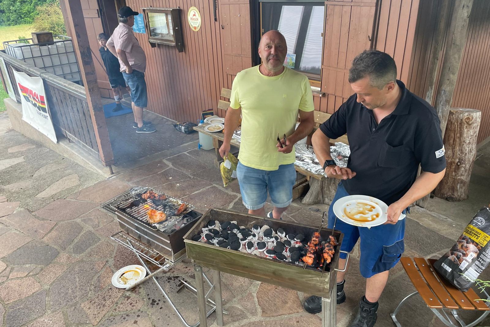 Jürgen und Dieter Grillen Grillmeister bei der Arbeit