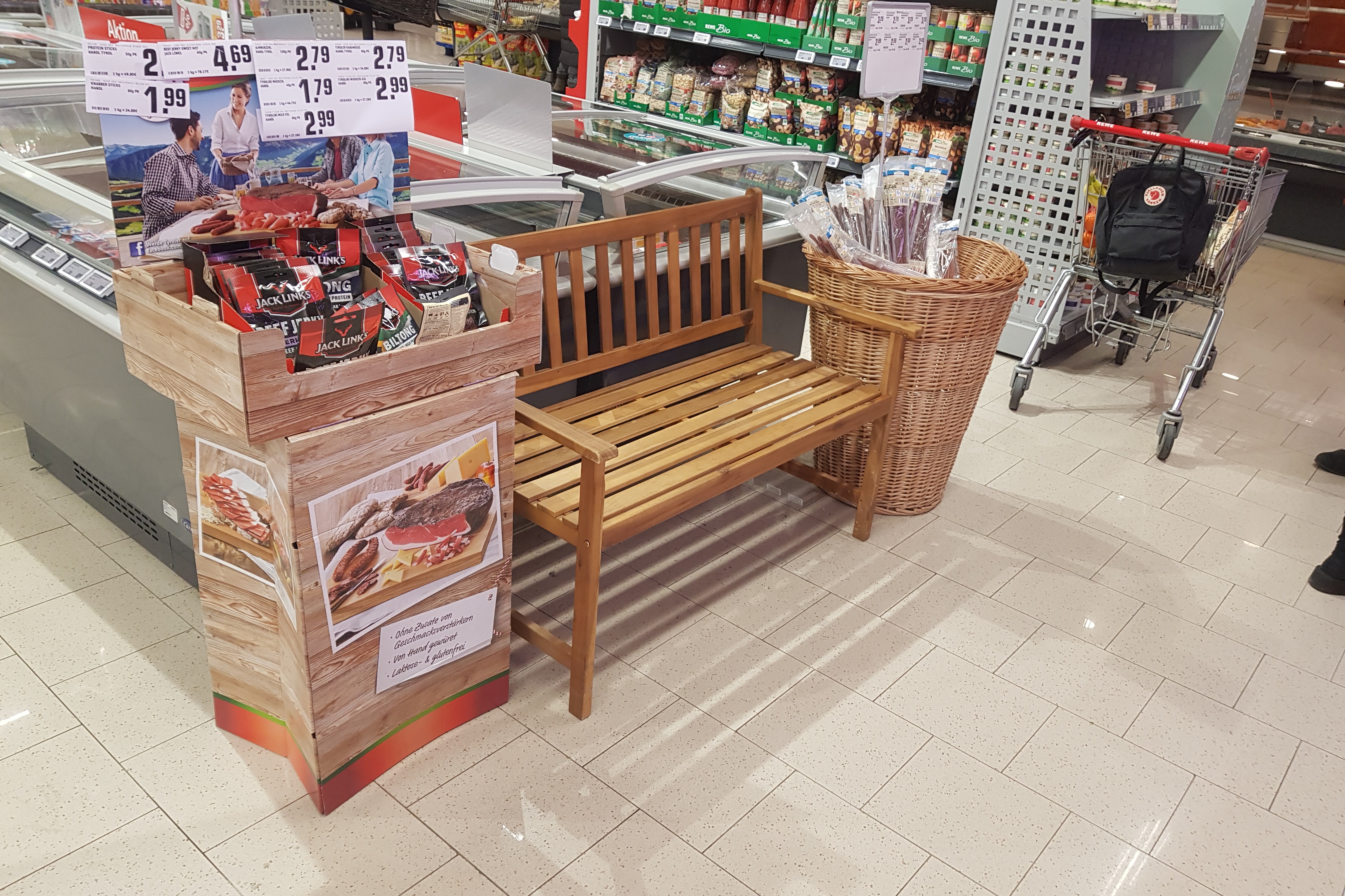 Sitzgelegenheit in -REWE- Markt in Neuffen