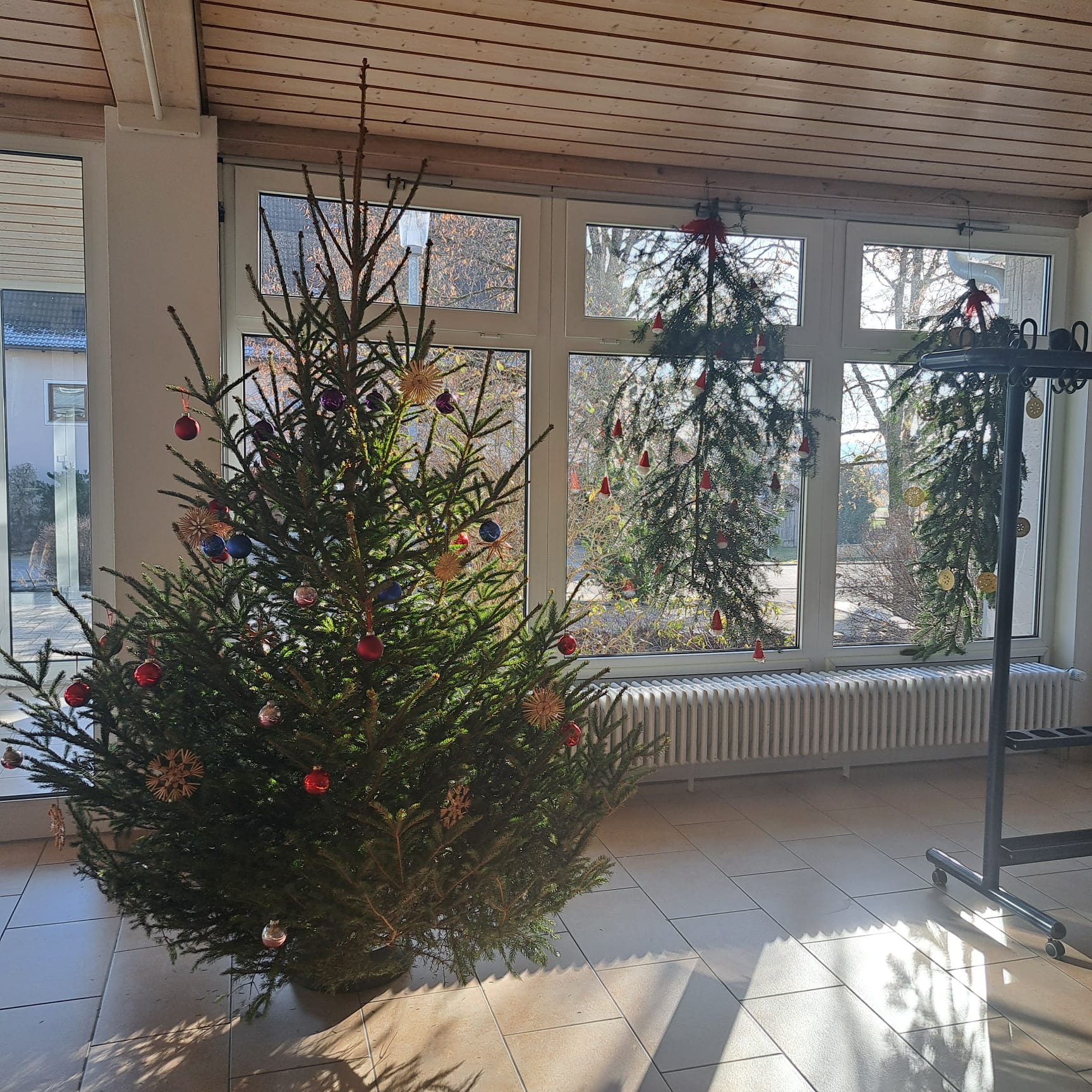 geschmückter Weihnachtsbaum und Fensterdekoration