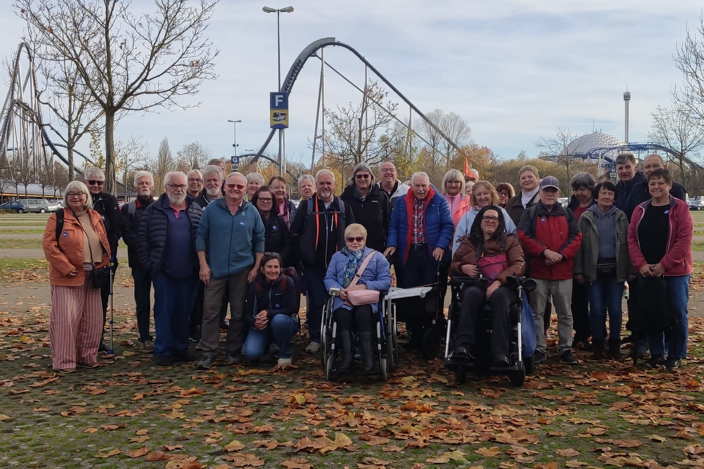 Gruppenbild mit 36 VdK-Mitgliedern vor der Europa-Park-Silhouette
