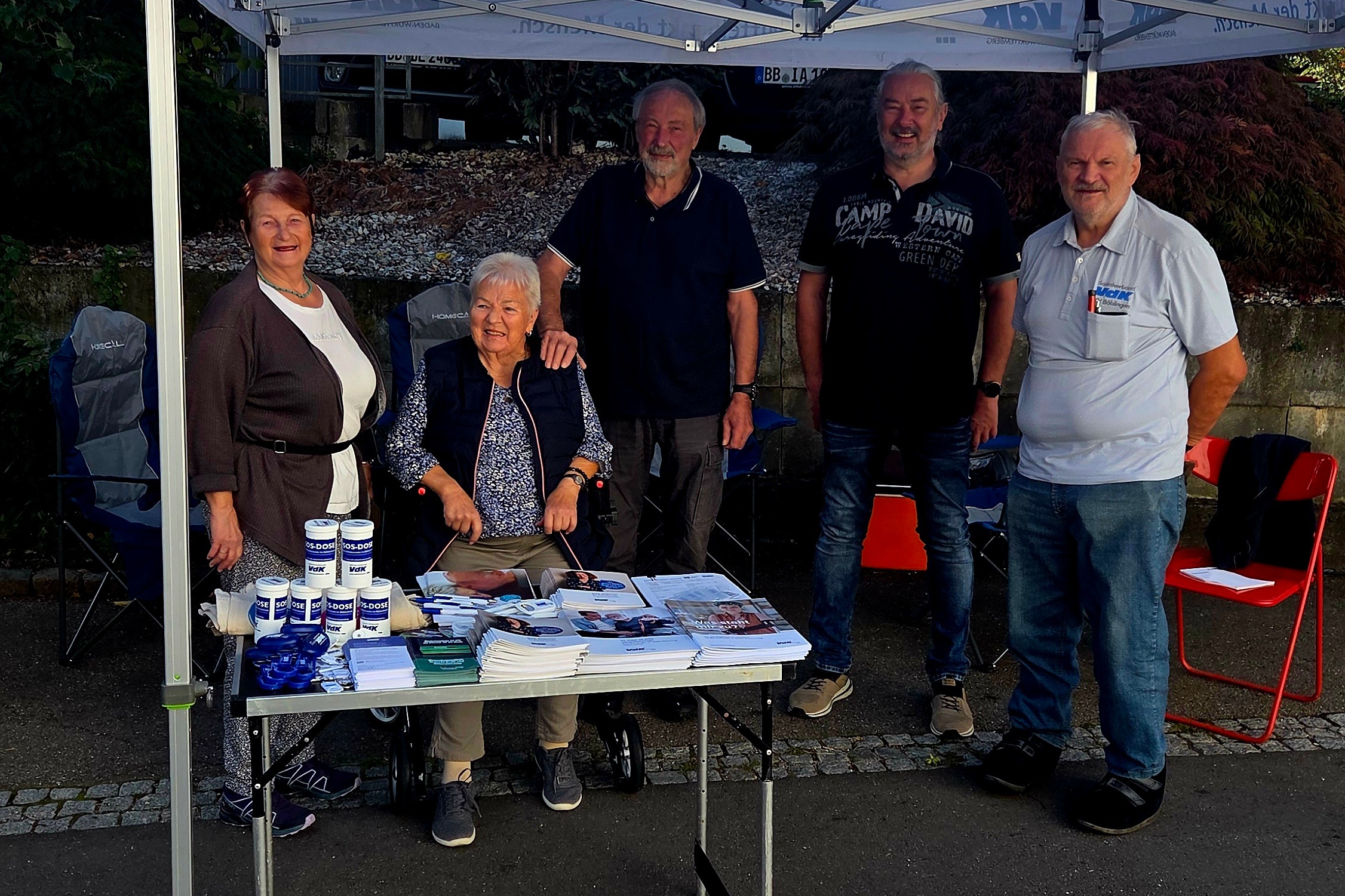 Auf dem Bild sieht man Mitglieder des Ortsvorstandes (von links nach rechts: Gisela Kienle, Elfriede Stare, Martin Hochrein, Klaus Muhm, Gunter Seeger), unter dem Infostand des VdK.