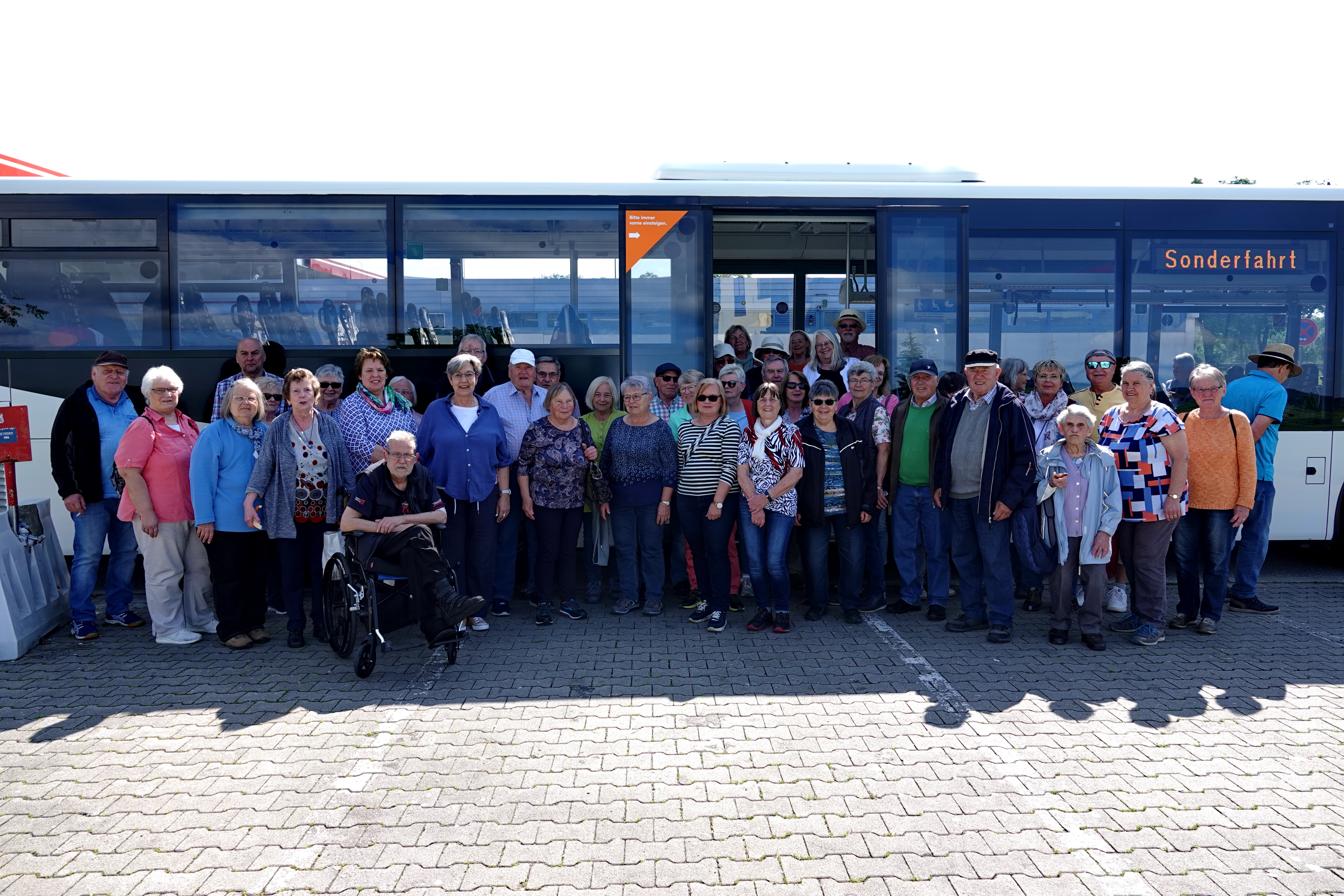 Die Gruppe des VdK Ortsverbandes mit Gästen auf dem Weg zur LaGa