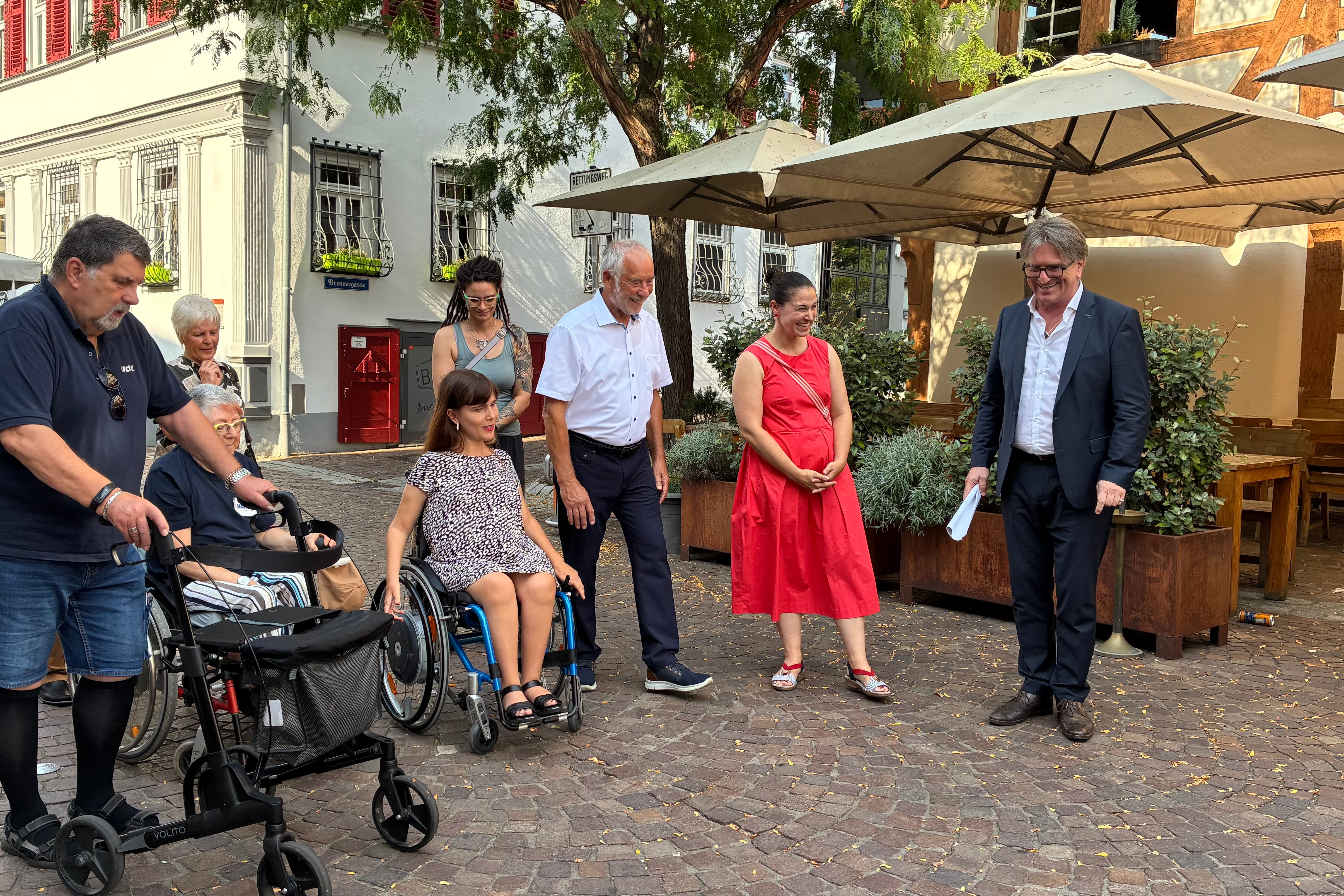 v.l. Jürgen Heiner und Edith Schindler (beide VdK OV Weilheim/Teck), Waltraud Witt (VdK KV Nürtingen), Nora Welsch (Beauftragte der Landesregierung für die Belange von Menschen mit Behinderung) mit persönlicher Assistentin, Rainer Bauer (Gemeinderat Weilheim/Teck), Natalie Pfau-Weller (CDU-Landtagsabgeordnete BW), Manfred Lucha (Minister für Soziales, Gesundheit und Integration des Landes Baden-Württemberg (Grüne))