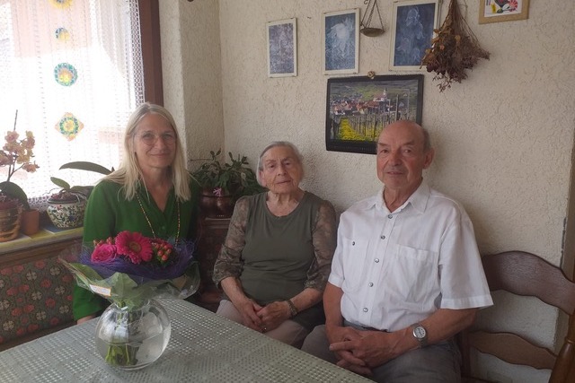 auf dem Bild sind links Monika Bohn, Vorstandsvorsitzende, in der Mitte Frau Friedel Vogel und rechts Johannes Vogel, Stellvertreter zu sehen