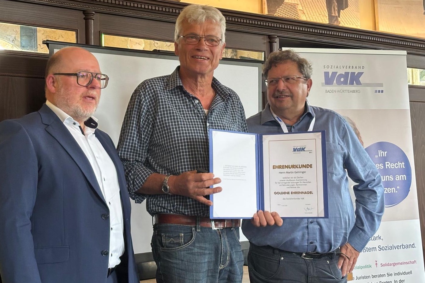 Stefan Pfeil, Martin Gehringer und Manfred Stahl Goldene Ehrennadel des VdK für Martin Gehringer