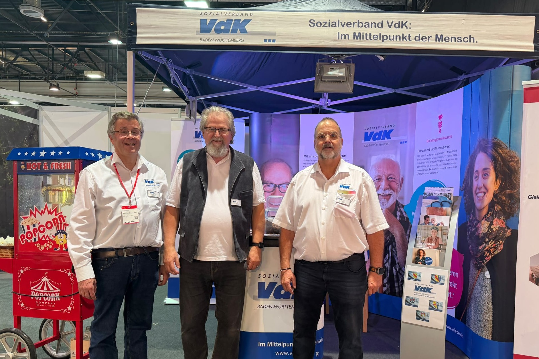 Ein Messestand vom VdK mit Herrn Kreisvorsitzender Heinrich St&ouml;hr, Vorstandsvorsitzender Herr Harald Wei&szlig; und Behindertenvertreter Herrn Henry Mayer