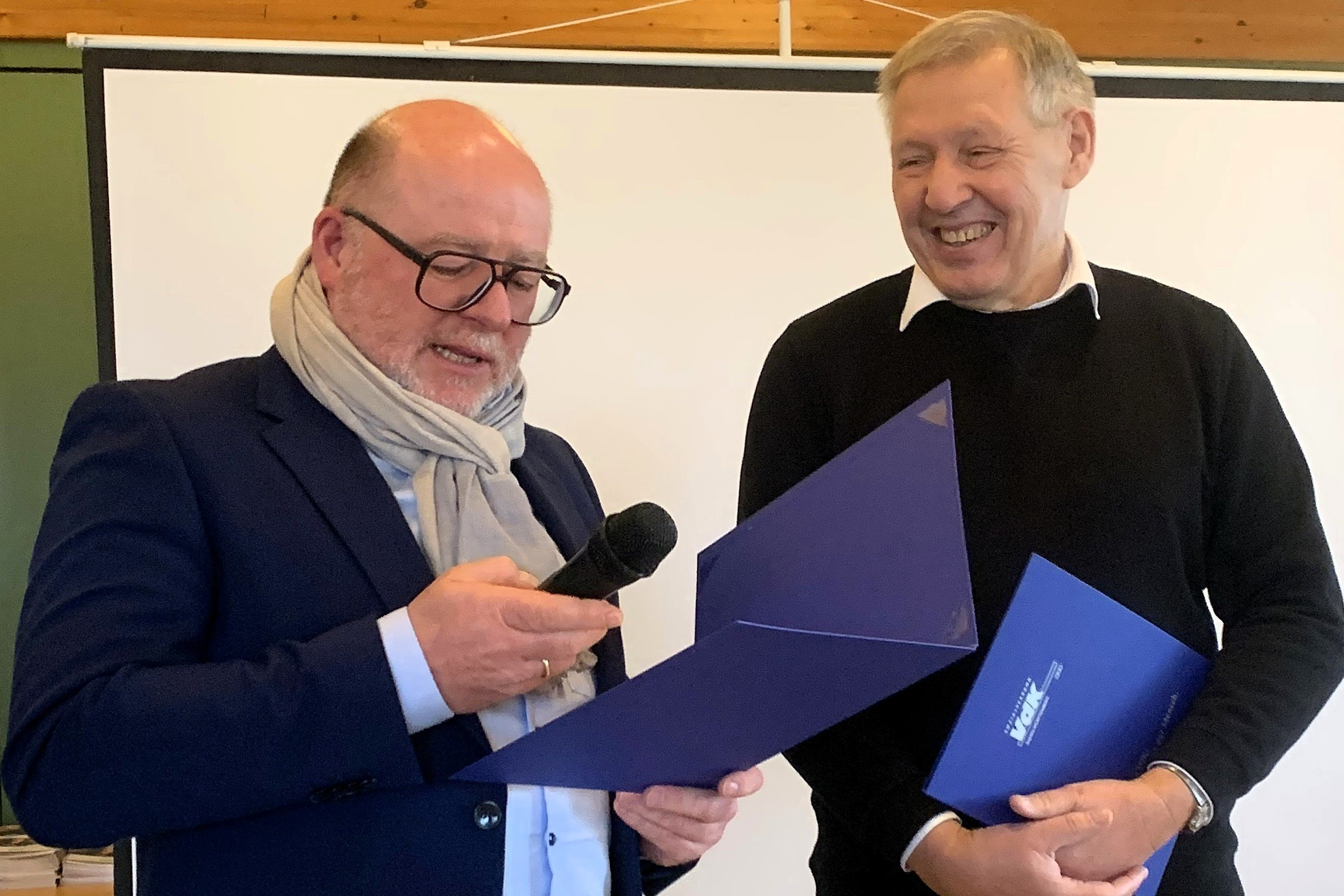 VdK GF Stefan Pfeil verleiht Dr. Koblinger den Kreis-Ehrenvorsitz