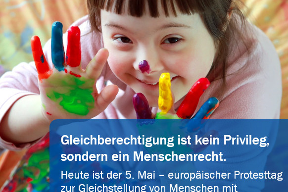 Das Leben ist das mit der Freude und den Farben und nicht das mit dem Grau Ein Mädchen mit braunem Haar und lilanem Klecks auf der Nasenspitze hält ihre frisch verschiedenfarbig angemalten Finger und Handflächen in die Kamera, auf dem Foto die Aufschrift: Gleichberechtigung ist kein Privileg, sondern ein Menschenrecht. Heeuropäischer Protesttag zur Gleichstellung von Menschen mit Behinderungen"ute ist der 5. Mai -