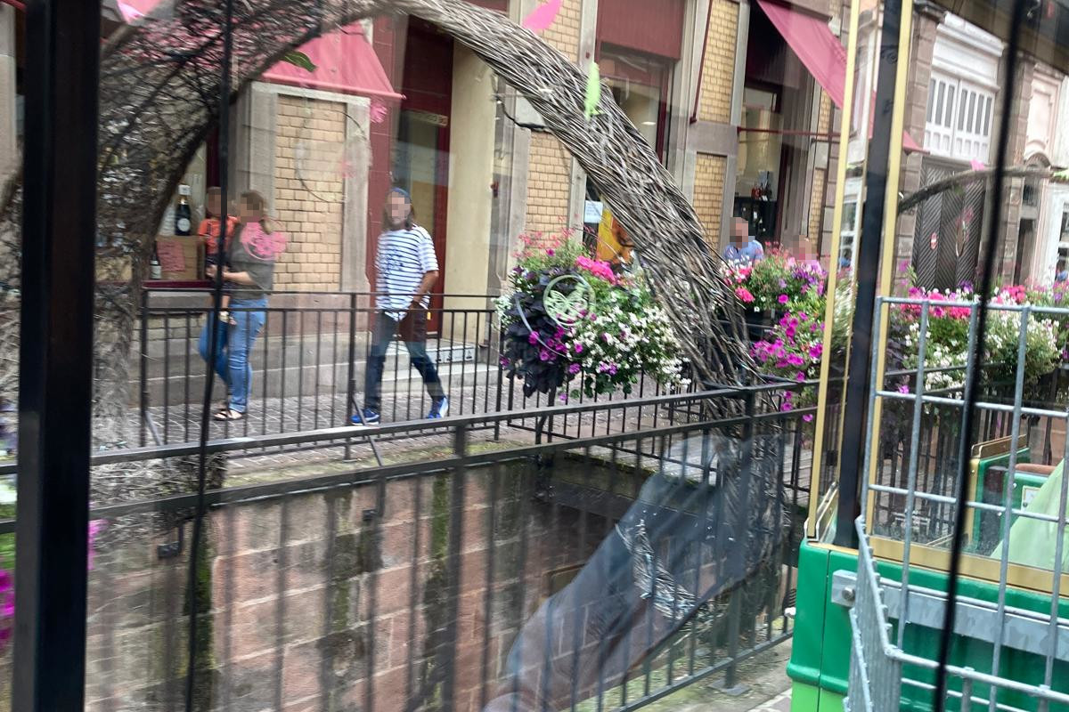 Menschen an einem Kanal in der Altstadt