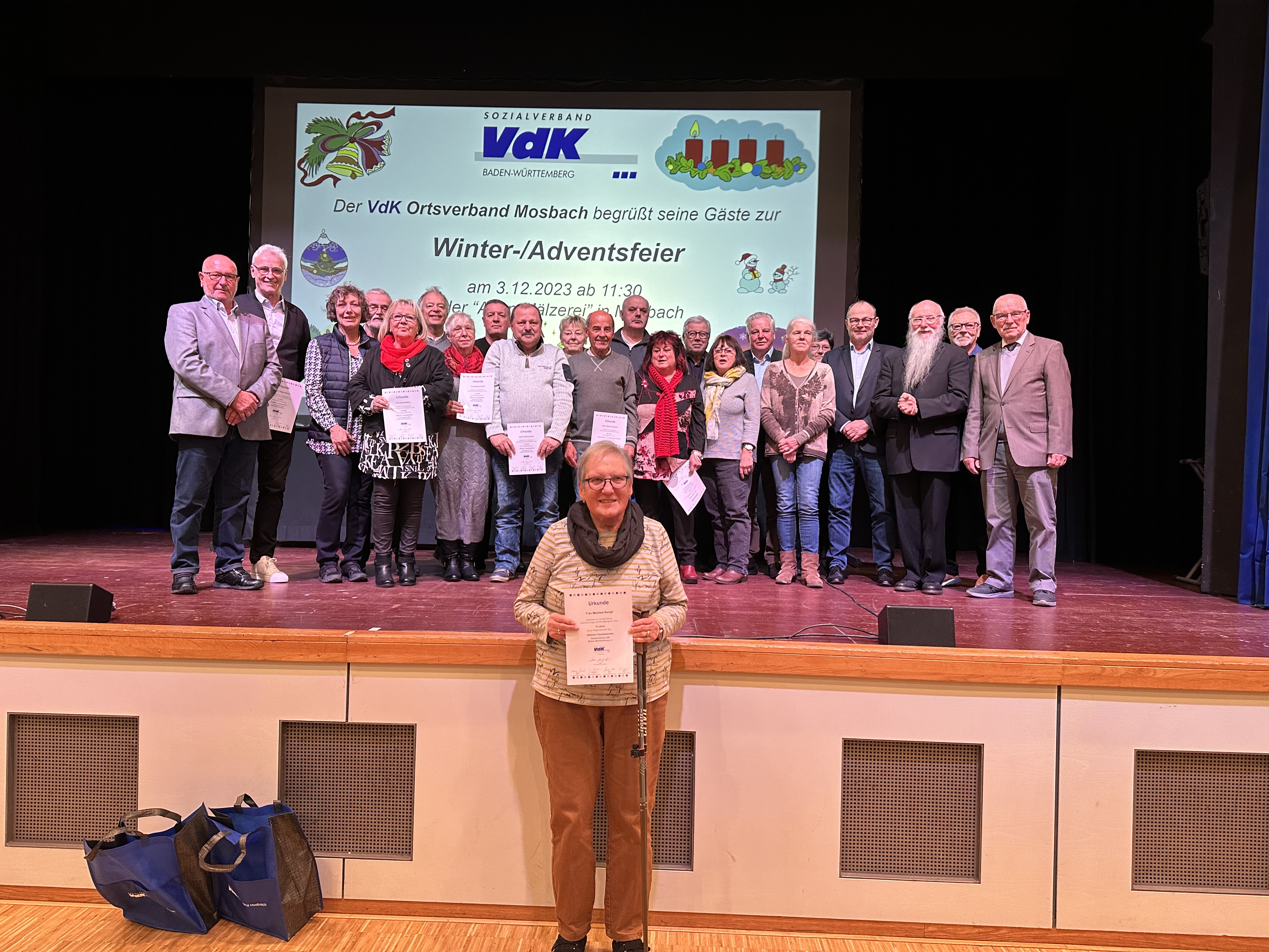 Advenstfeier 2023 Die Vorstandschaft mit den geehrten Mitgliedern sowie den Ehrengästen. Hubert Kusche(re), Annette Kusche(3.v.li), Oberbürgermeisterstellvertreter Manfred Beuchert(4. v. re.), Kreisverbandsvorsitzender Wolfram Reichert(ganz li.) und Seelsorger Konrad Liebscher (3.v.re.) sowie Albert Kunzmann(Bildmitte) für 60 Jahre VdK-Mitgliedschaft.