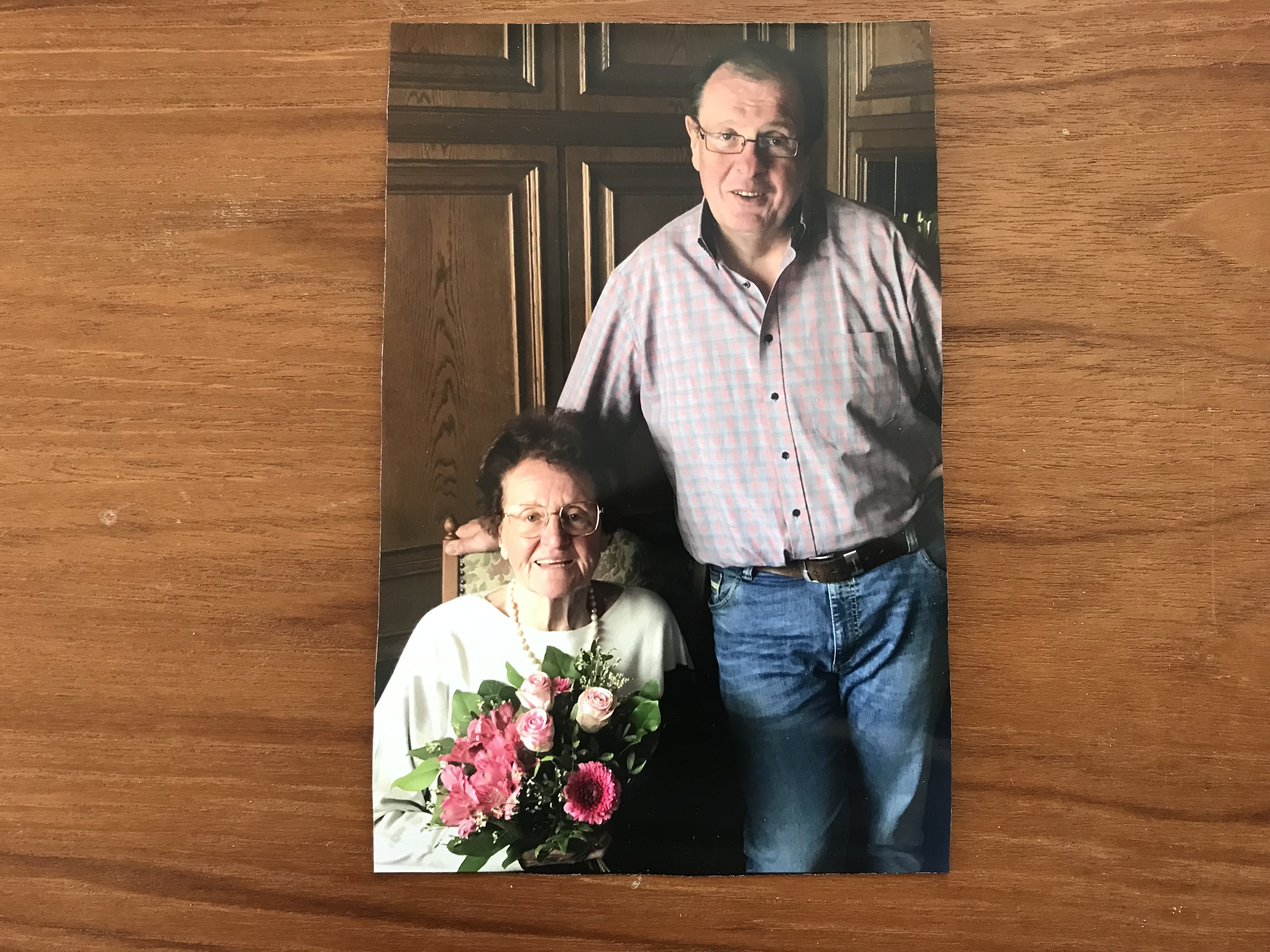 Links sitzt die Jubilarin Ruth Schmidt mit Blumenstrauß in der Hand. Rechts neben ihr steht der Kreis- und Ortsverbandsvorsitzende Frank Burkhardt.