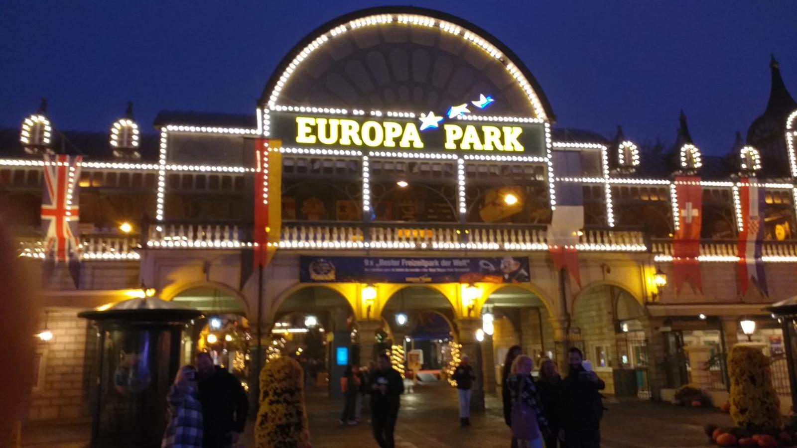 Mit vielen Lichtern beleuteter Eingangsbereich des Europa-Park in weihnachtlicher Stimmung.