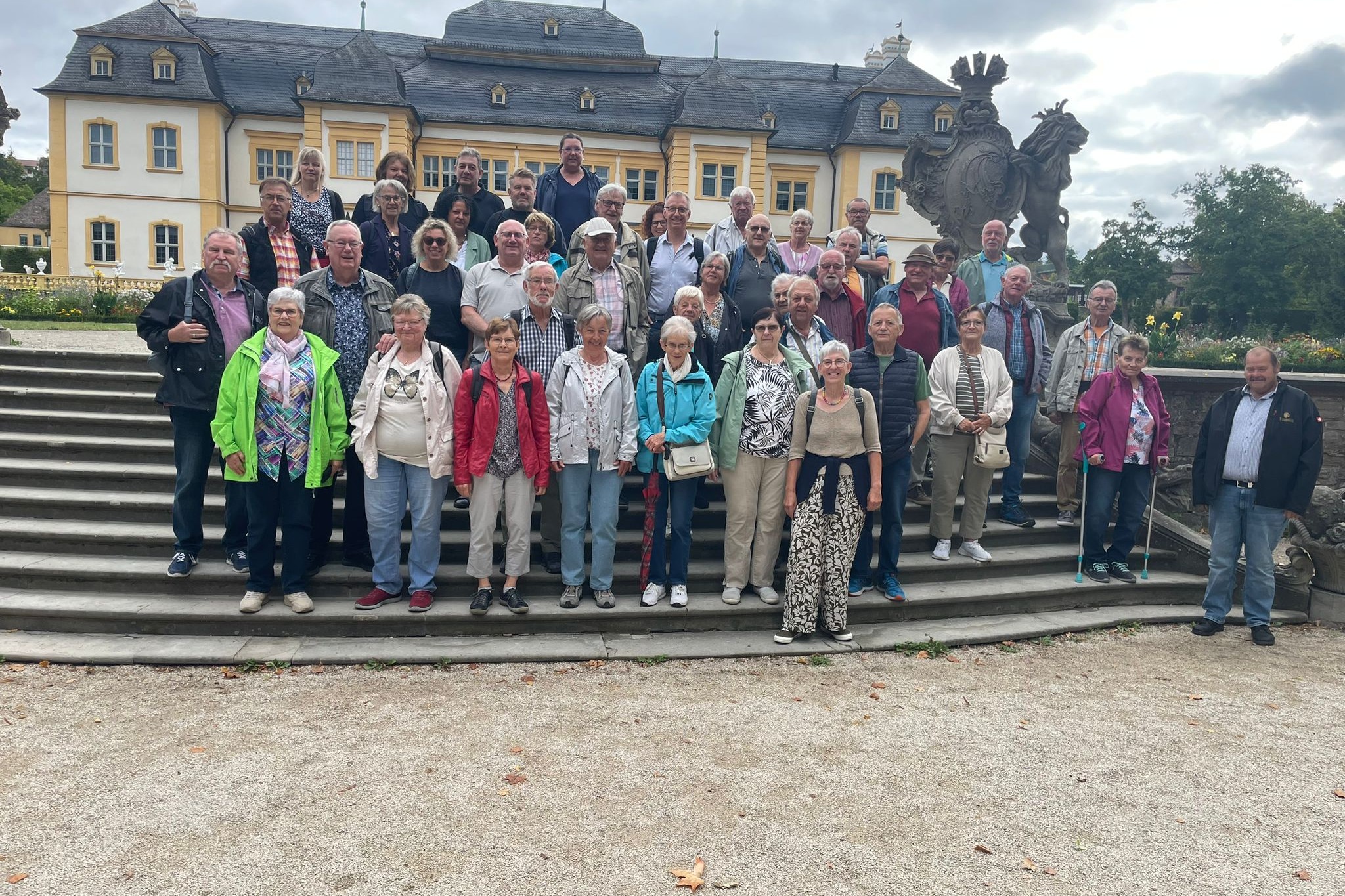 Auf dem Bild ist die Ortsgruppe Markelsheim zu sehen im Hintergrund das Schloss in Veitshöchheim
