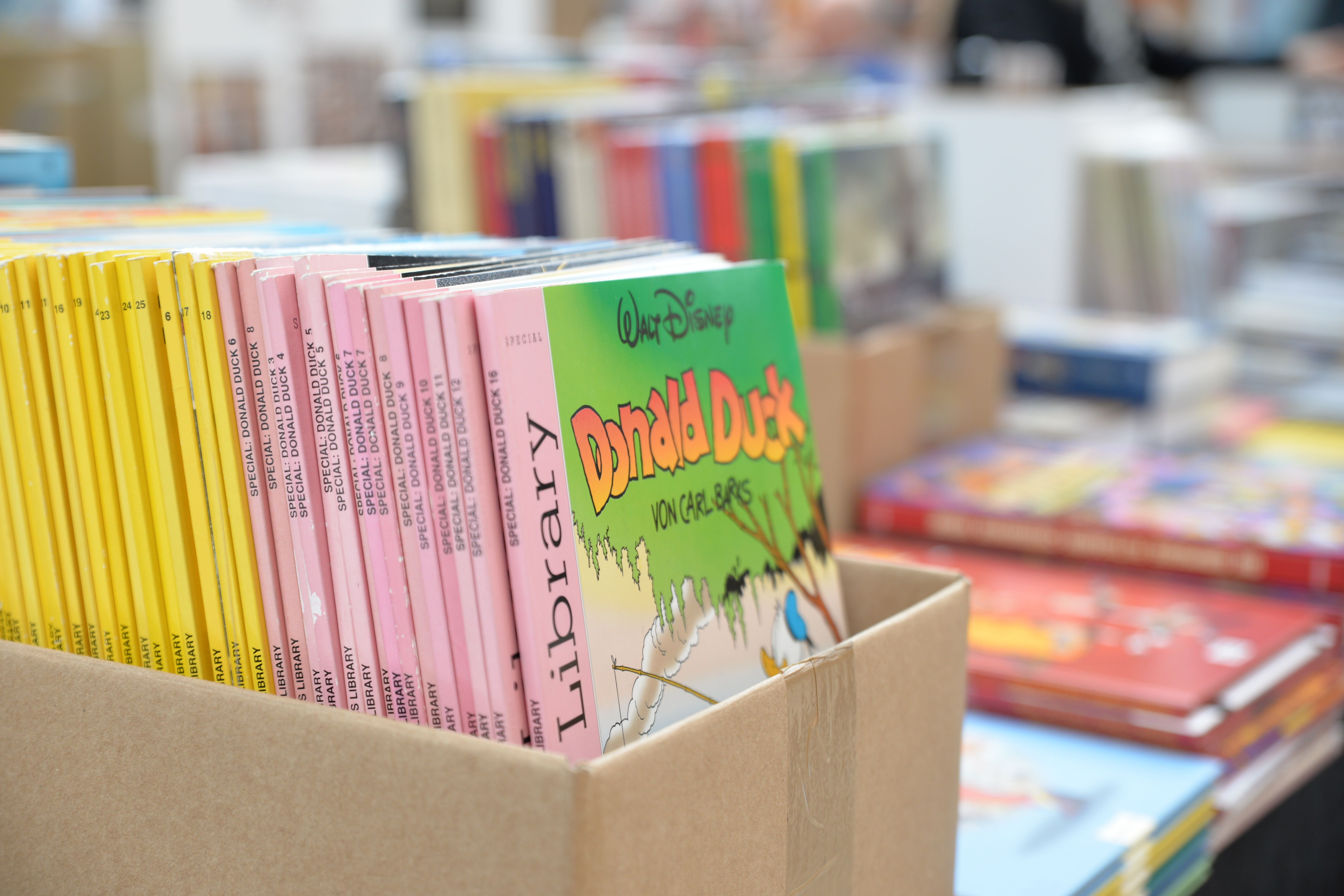 Comichefte im Karton in einer Buchhandlung