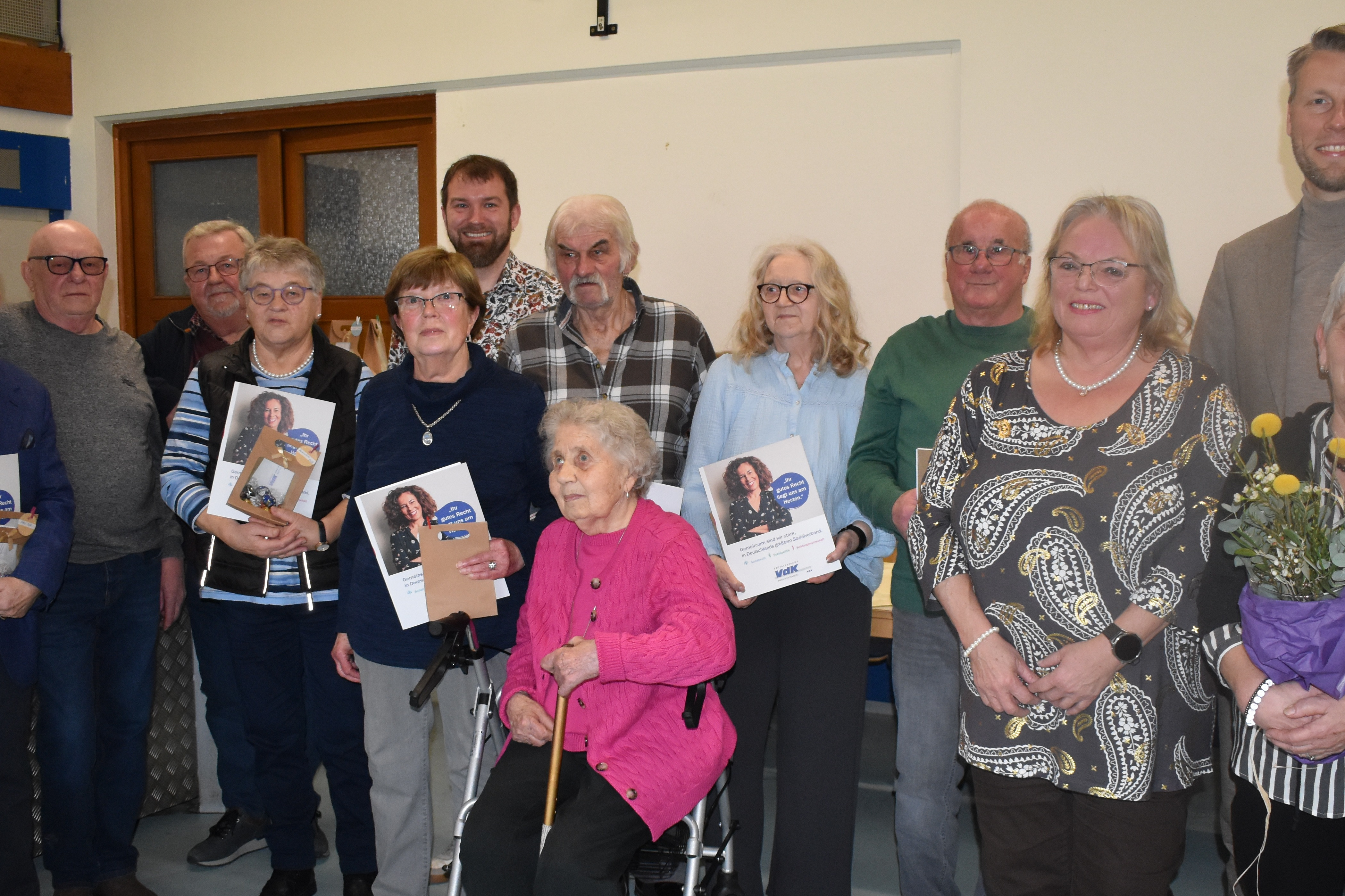 Die Geehrten zusammen mit dem Oberb&uuml;rgermeister Markus Herrera Torrez, Ortsvorsteher Sebastian Sturm, Vertreterin des Kreisverbands Margarete Schmidt und der erste Vorsitzende Lilo Jaksch