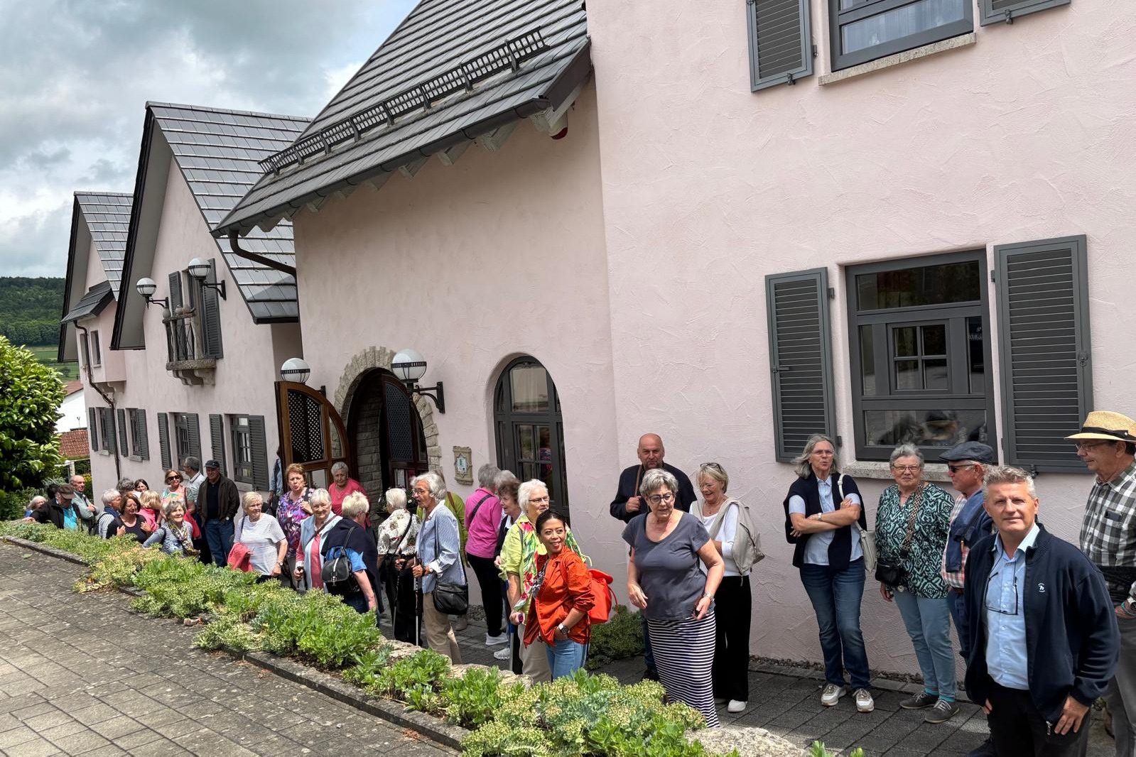 DIe Gruppe des VDK OV Gruibingen wartet auf die süße Verführung DIe Gruppe des VDK OV Gruibingen wartet auf die süße Verführung