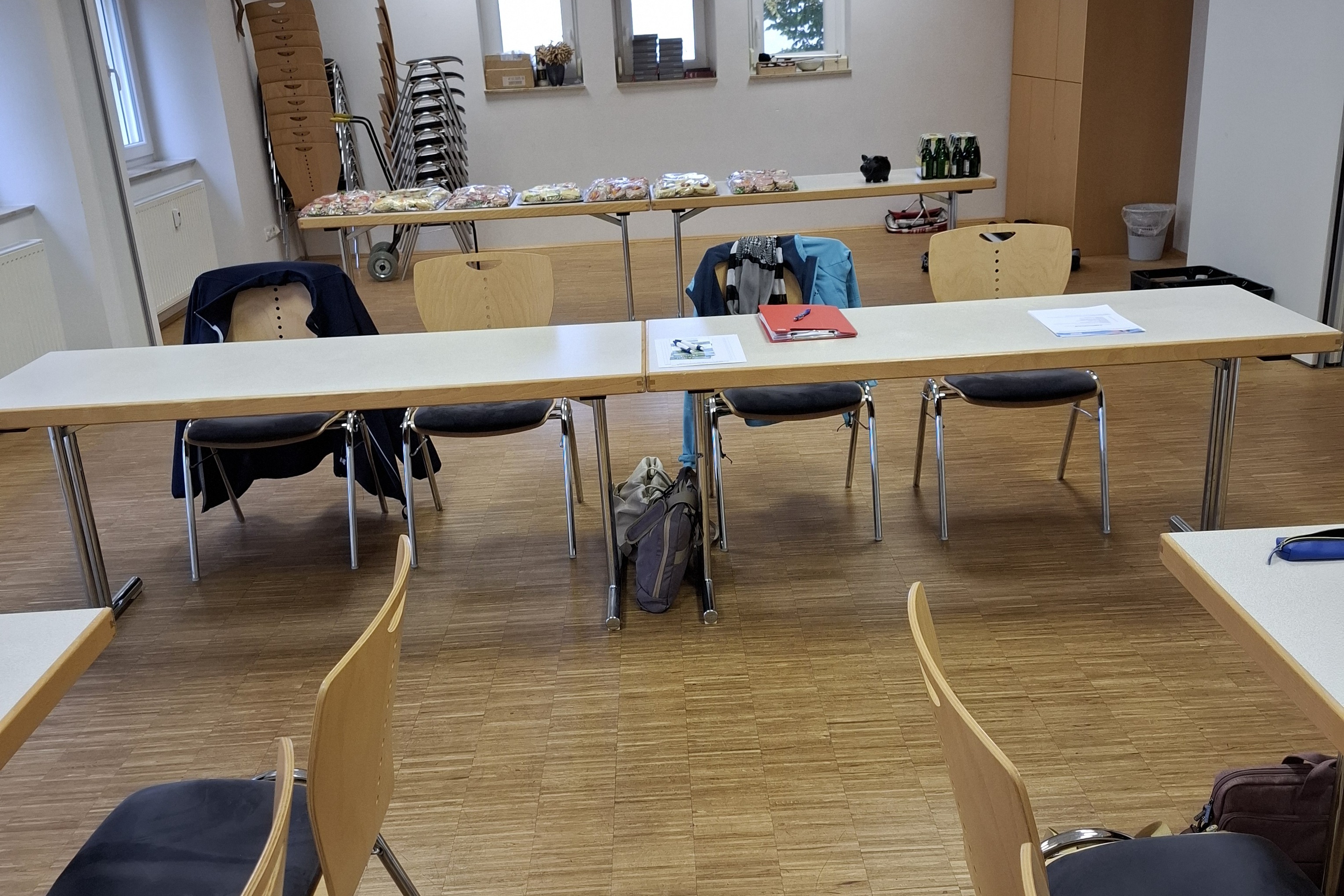 Die Tische der Vorstandschaft stehen denen der Mitglieder vor Beginn der Versammlung gegen&uuml;ber