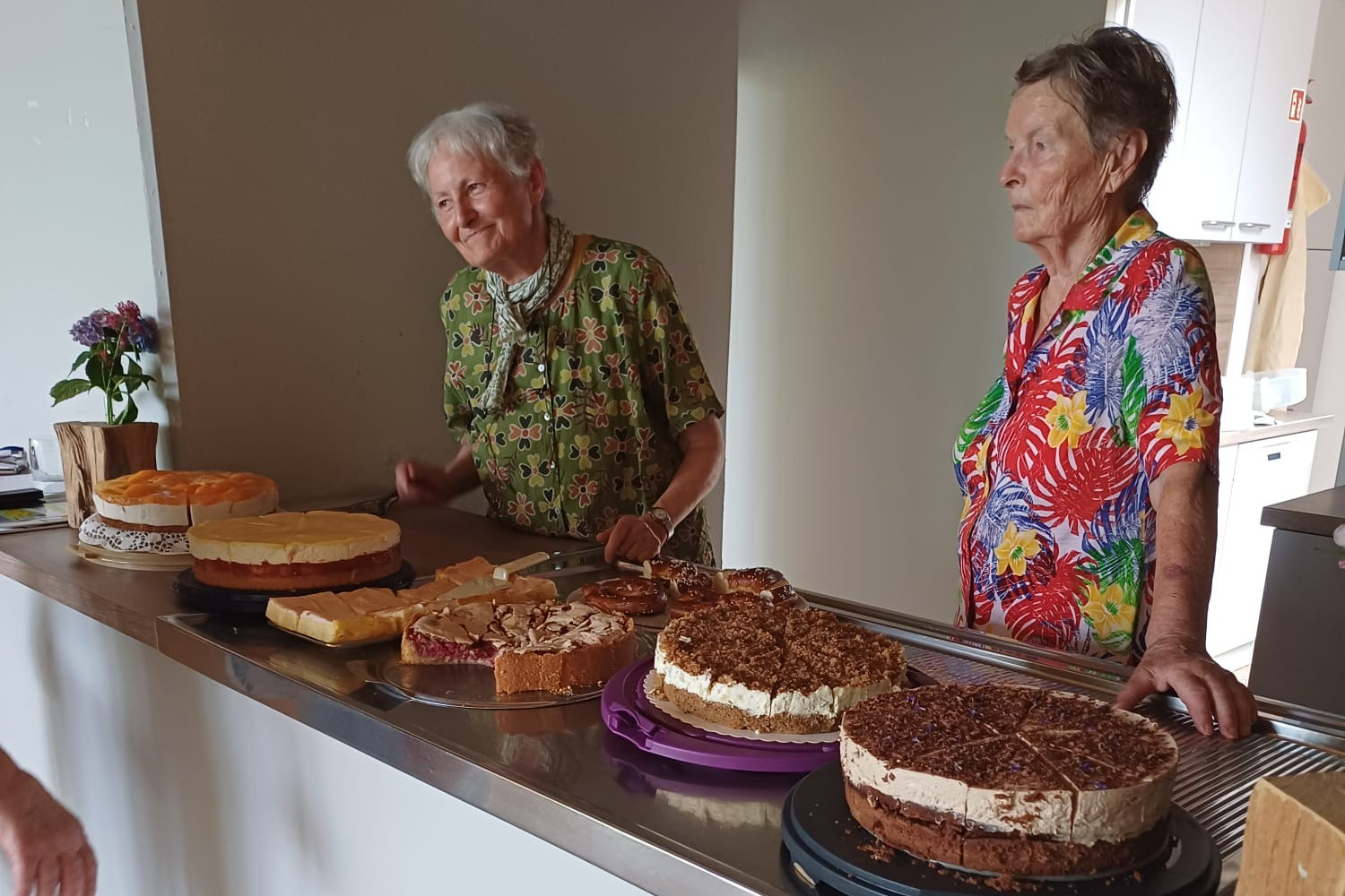 Flei&szlig;ige Helferinnen an der Kuchentheke