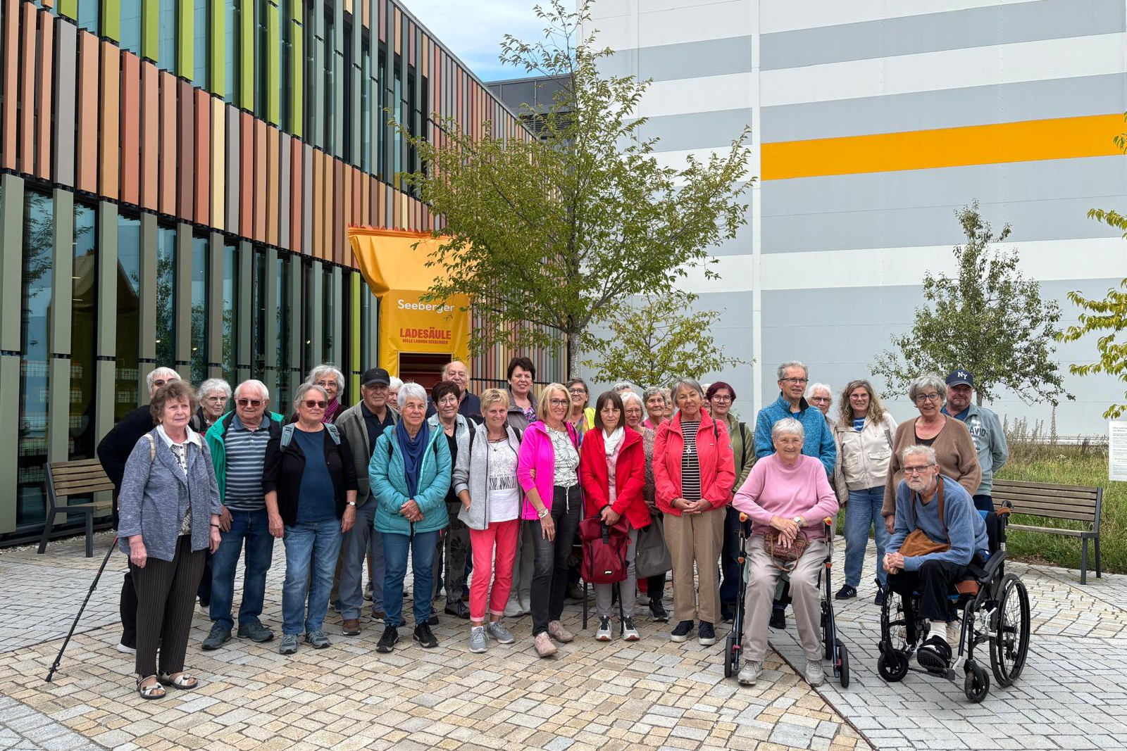 Die Besuchergruppe mit dem Vorstand
