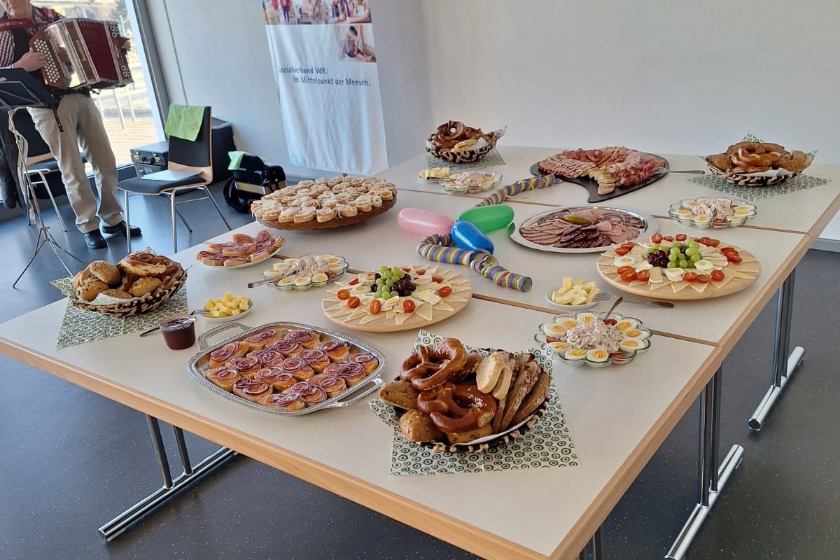 Bei gutem Essen, guter Musik in lustiger Gesellschaft