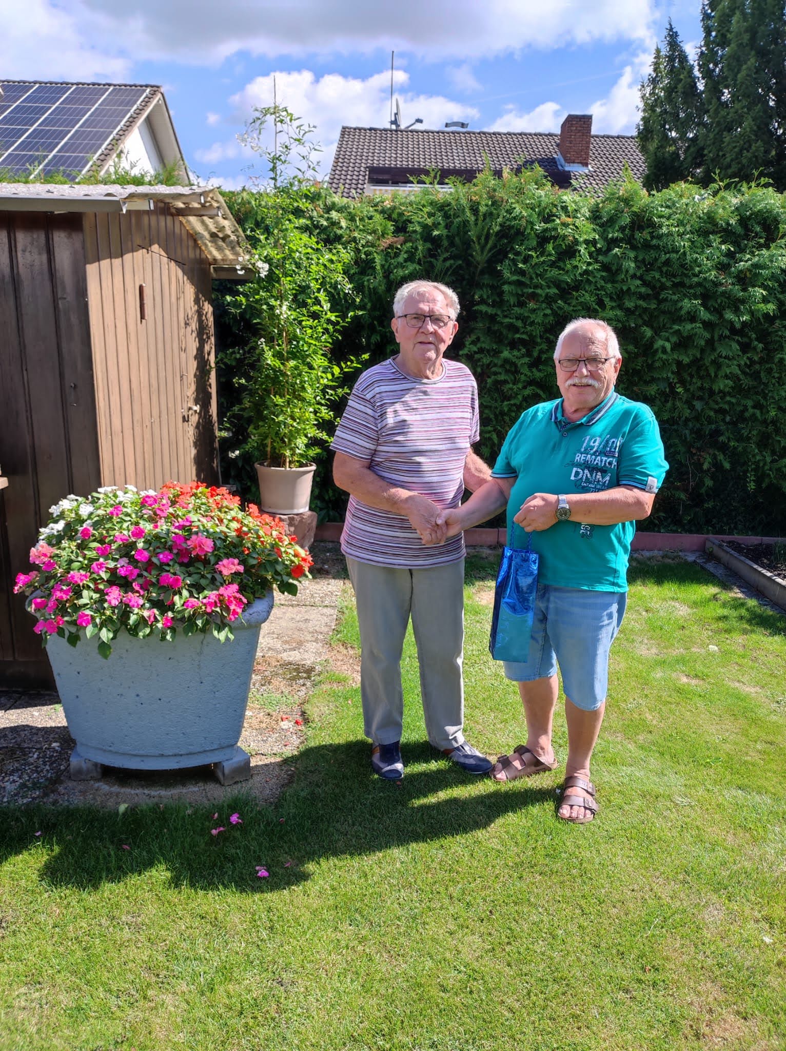 zwei Männer im Garten