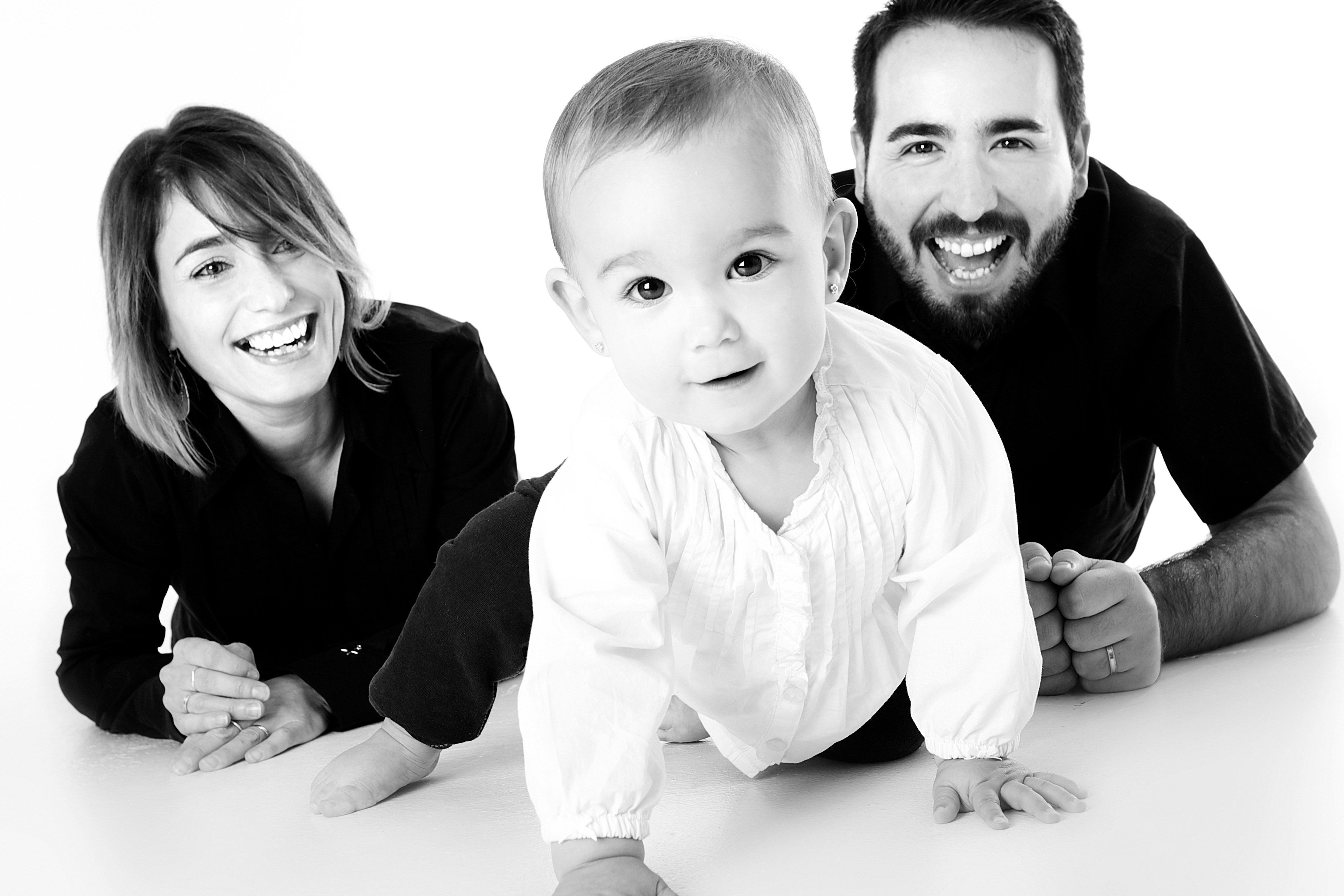 Mann, Frau und Baby auf dem Boden liegend