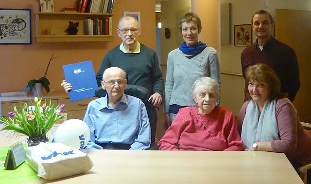 VdK-Mitglied seit 70 Jahren Herbert Mack mit seiner Ehefrau und seiner Pflegekraft, dahinter Heimleiter Udo Fütterer, sowie Hubert und Annette Kusche.