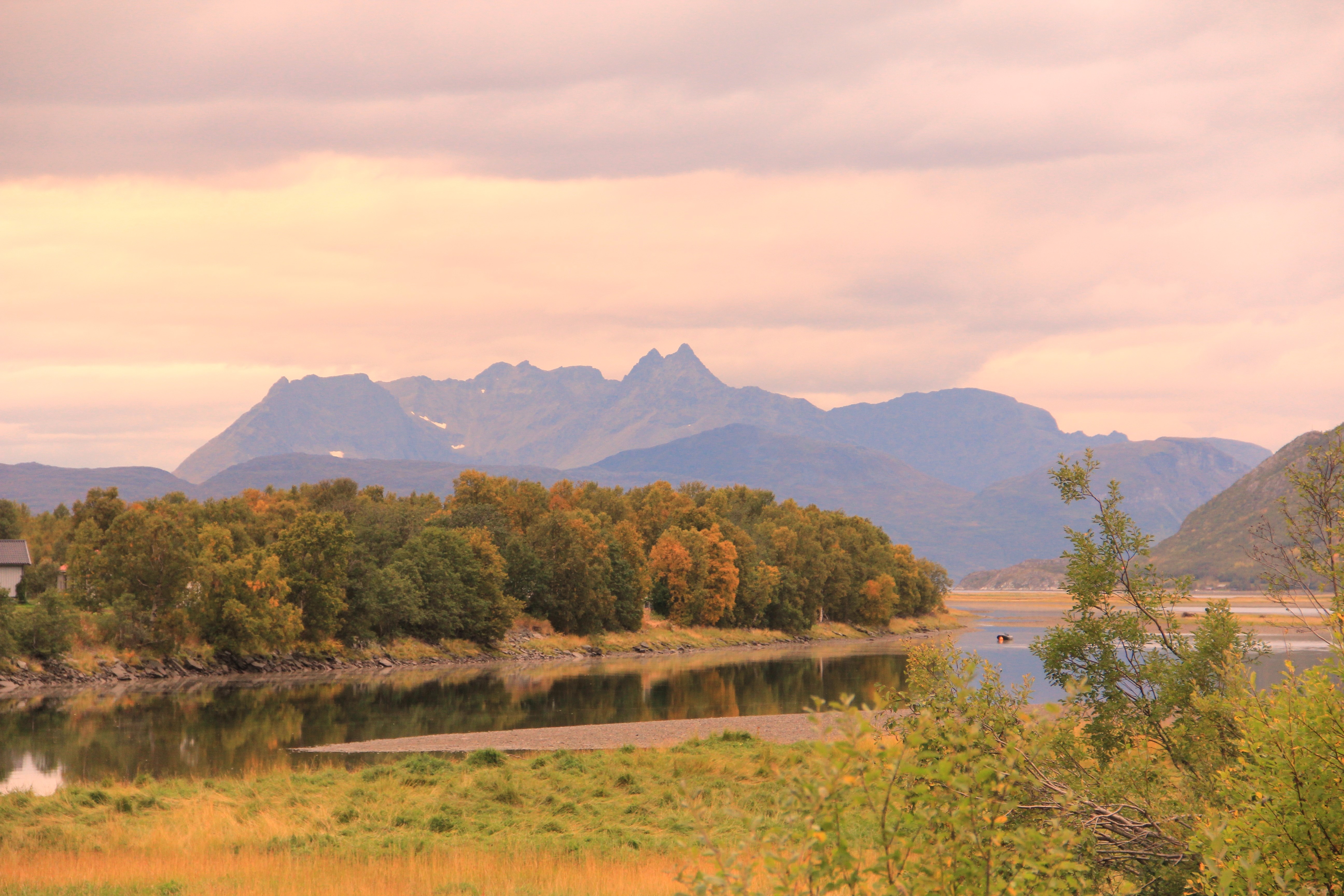 Das Bild zeigt ein herbstliches Panorama mit Bergen