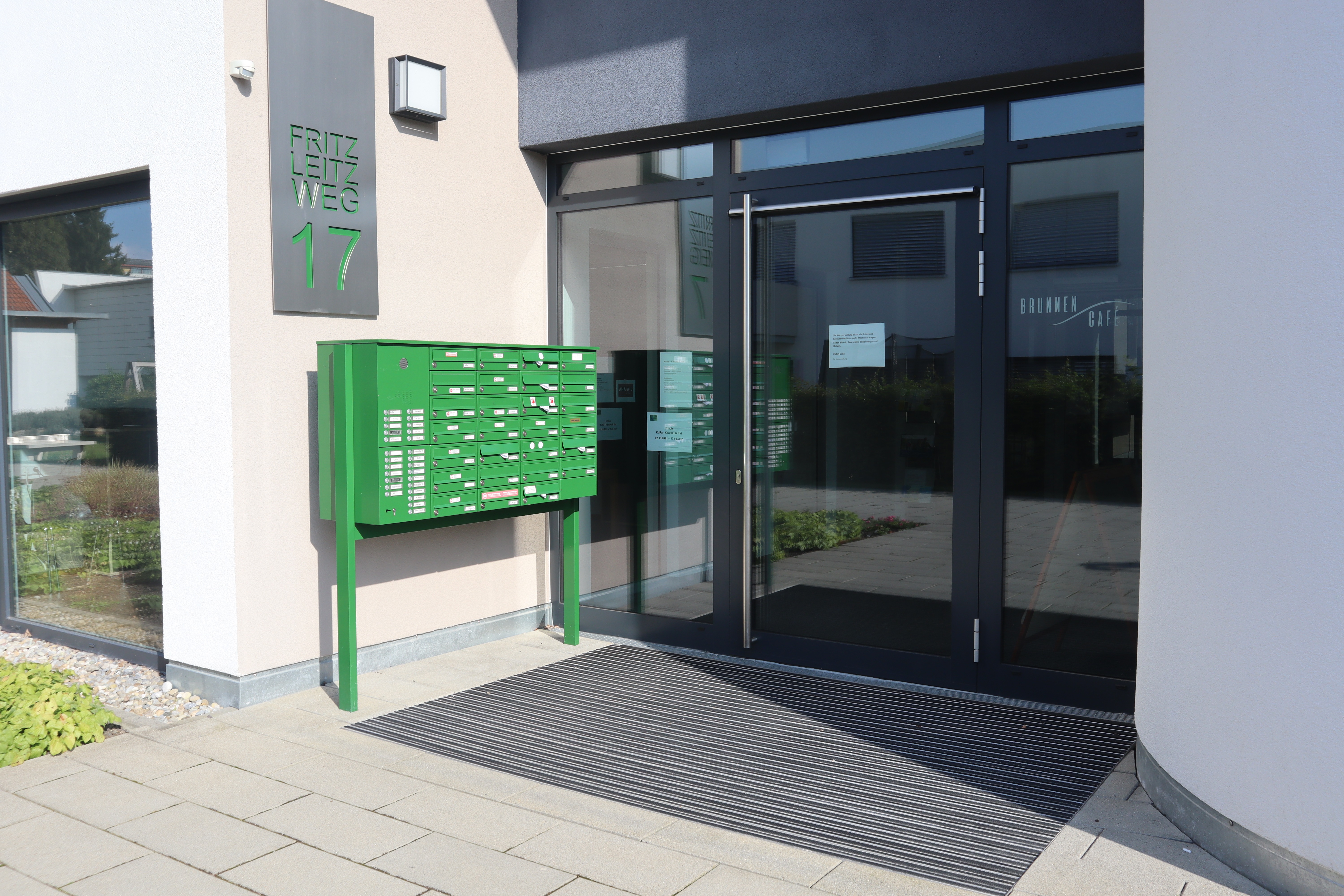 Zugang zum Gebäude im Fritz-Leitz-Weg 17 im Wohnpark Burgrieden wo sich das KoRa-Büro befindet