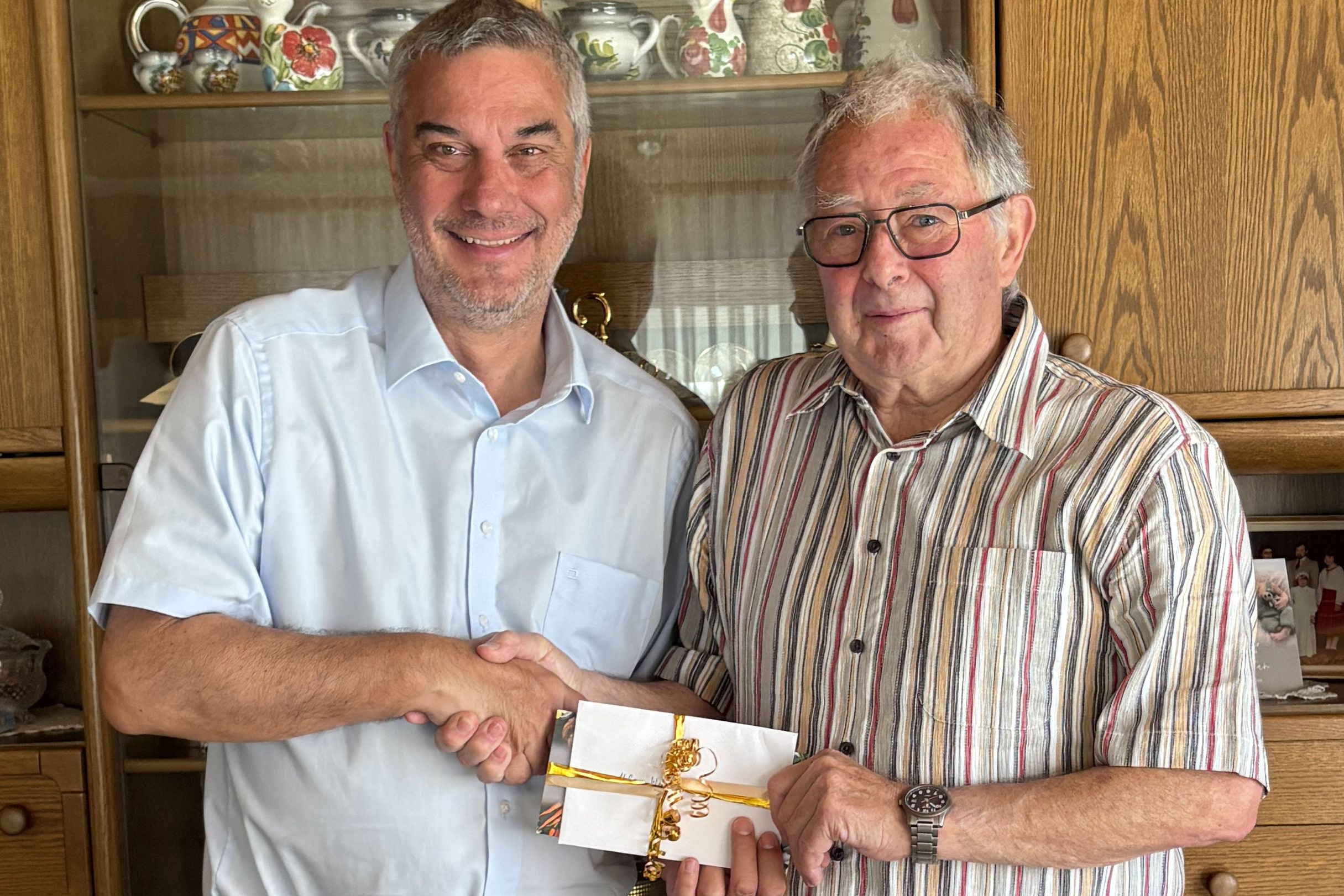 Oliver B&ouml;hme gratuliert Alfons Hildebrand