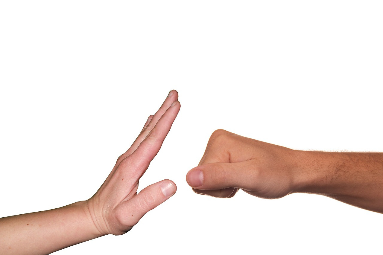 Flache Hand einer Frau linke Seiteund Faust eines Mannes rechte Seite