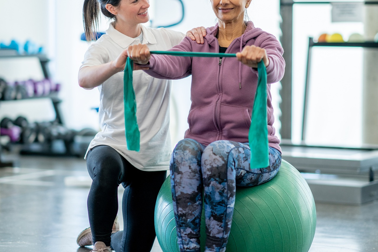 Physiotherapie Frau auf Sitzball bei der Physiotherapie