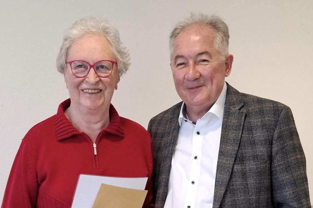 Foto von Frau Marlies Merkle und dem Vorsitzenden anl&auml;sslich der Auszeichnung mit dem goldenen Treueabzeichen