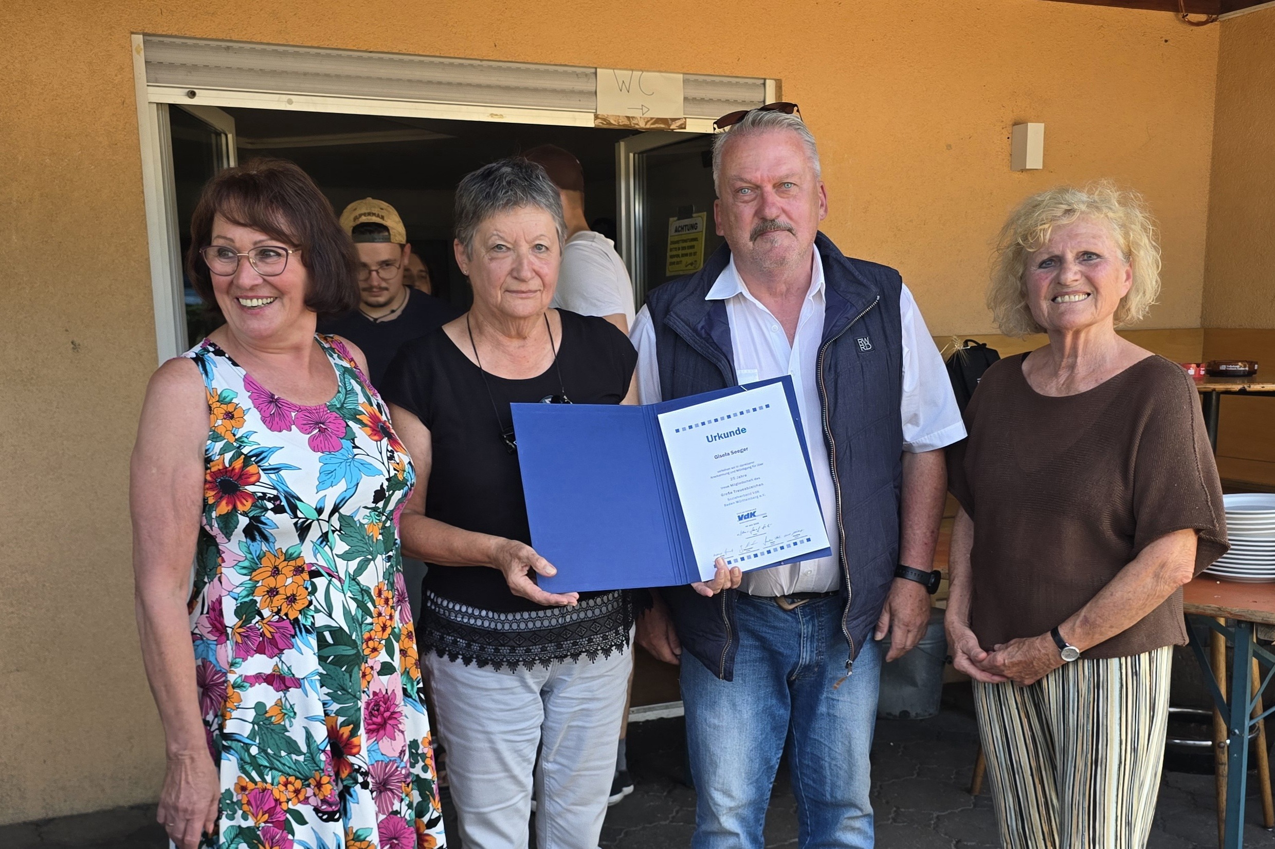 Ehrung Vors. U. Dietz und G. Seeger, Beisitzerin links A. Geier, rechts R. Peters