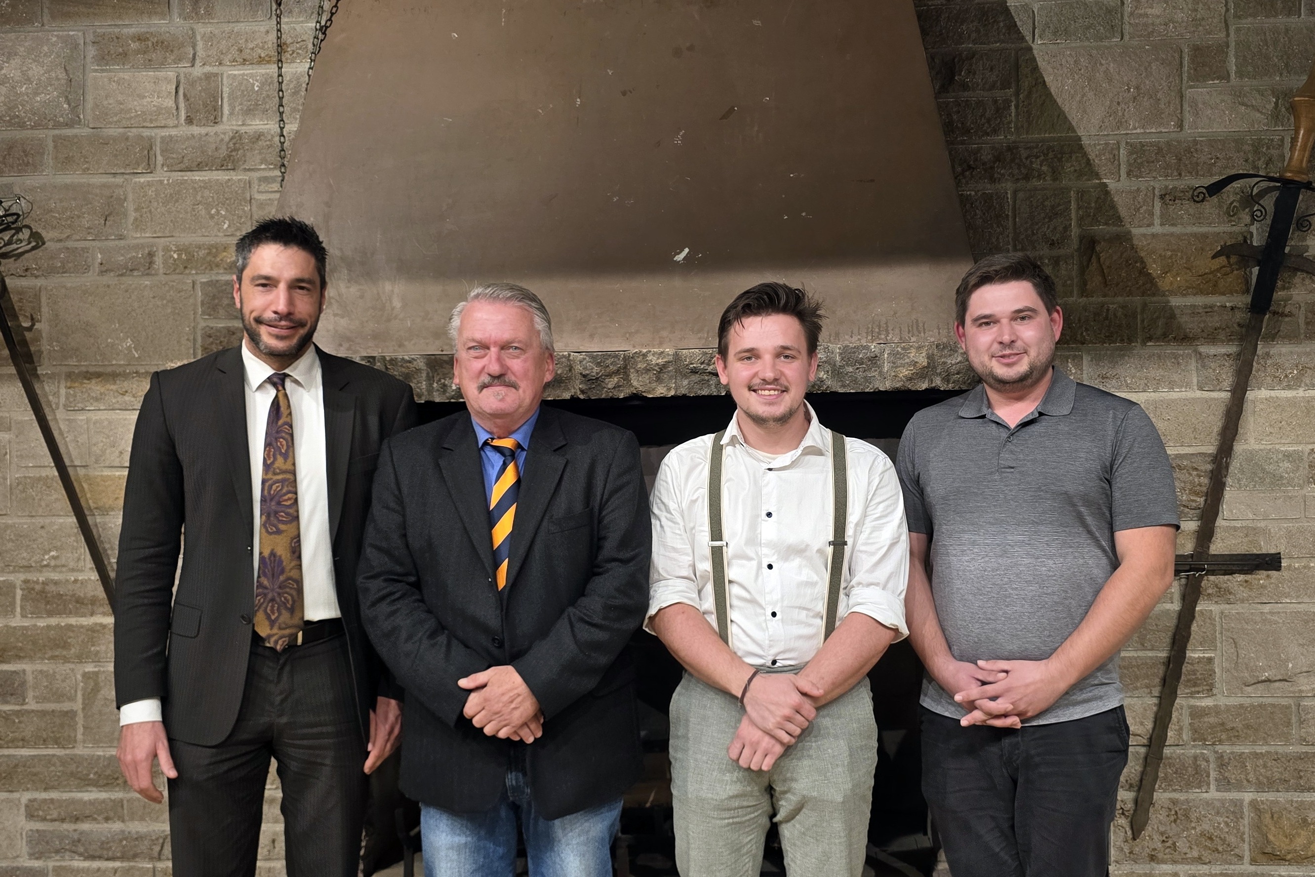 Vorsitzender mit seinem Stellvertreter (Mitte)